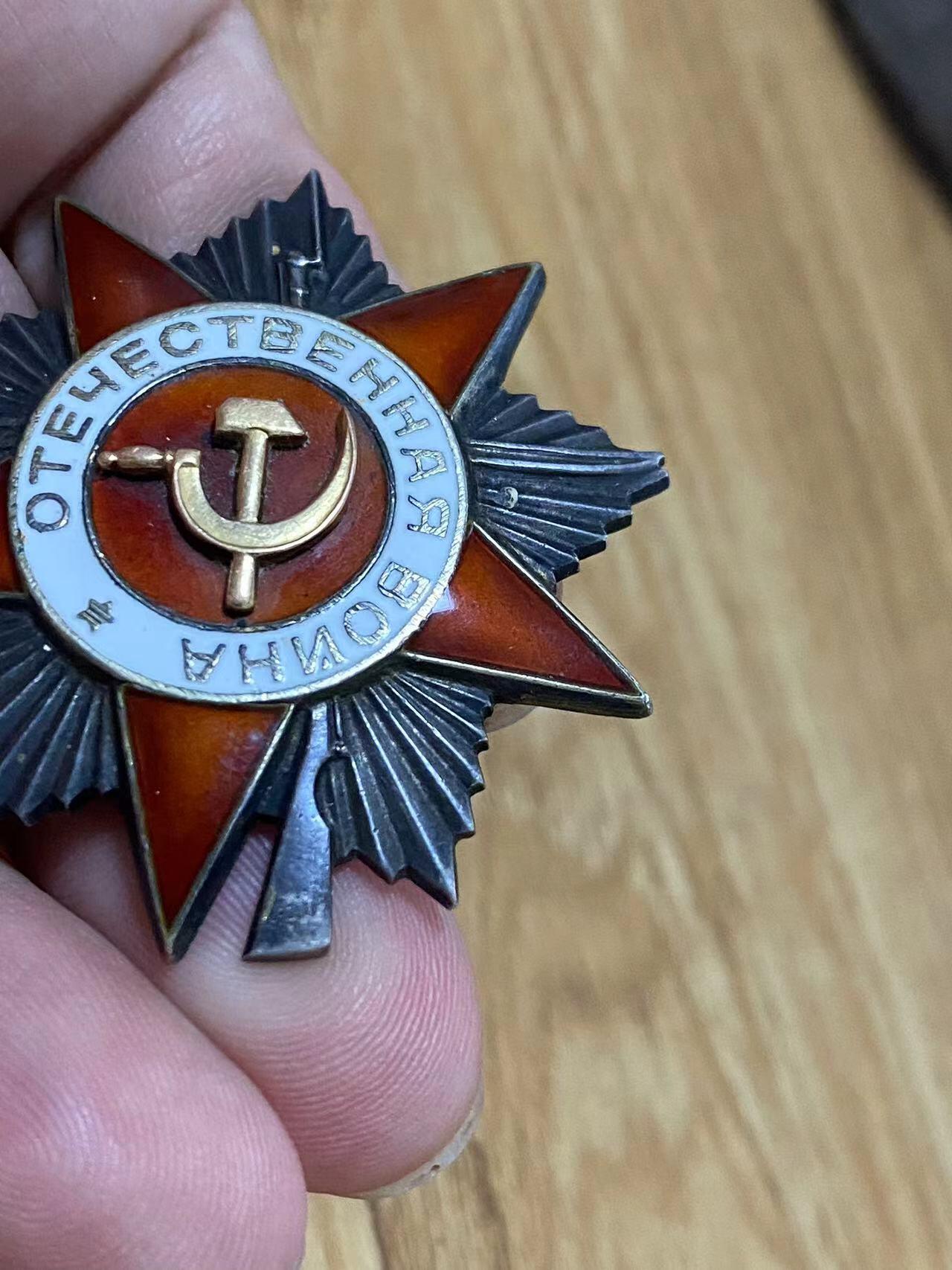 苏联勋章奖章6月30日拍卖7月7日晚上九点结束在麦稀奇 苏联二级为国勋章738395对日 顶角顶部珐琅有比较大掉皮 其他挺好 带登记卡没翻译 奖励卡已经翻译 Ростовцев Александр Михайлович 86独立红旗维捷布斯克通讯团电话站站长 进攻满洲里期间保障通讯 电话站站长 挺有意思的 34年-36还参军过一阵子 网上也有照片很精神 其他的信息感兴趣的可以自己去查查 