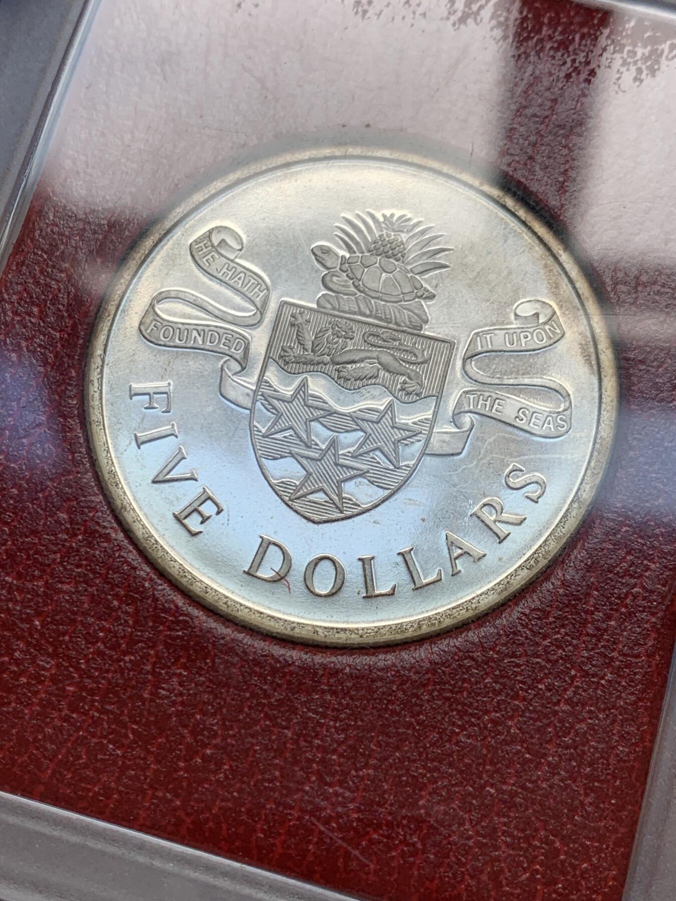 《竞宝斋》第285场- 周日，周一 2场连拍 （全场包邮） 开曼群岛1975年伊丽莎白二世年轻头像5DOLLARS精制币 925银 35.5g 原盒封装 自然氧化已往环彩发展 UNC转光 状态极佳