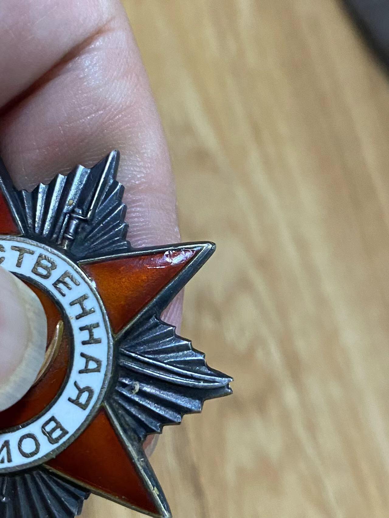 苏联勋章奖章6月30日拍卖7月7日晚上九点结束在麦稀奇 苏联二级为国勋章738395对日 顶角顶部珐琅有比较大掉皮 其他挺好 带登记卡没翻译 奖励卡已经翻译 Ростовцев Александр Михайлович 86独立红旗维捷布斯克通讯团电话站站长 进攻满洲里期间保障通讯 电话站站长 挺有意思的 34年-36还参军过一阵子 网上也有照片很精神 其他的信息感兴趣的可以自己去查查 