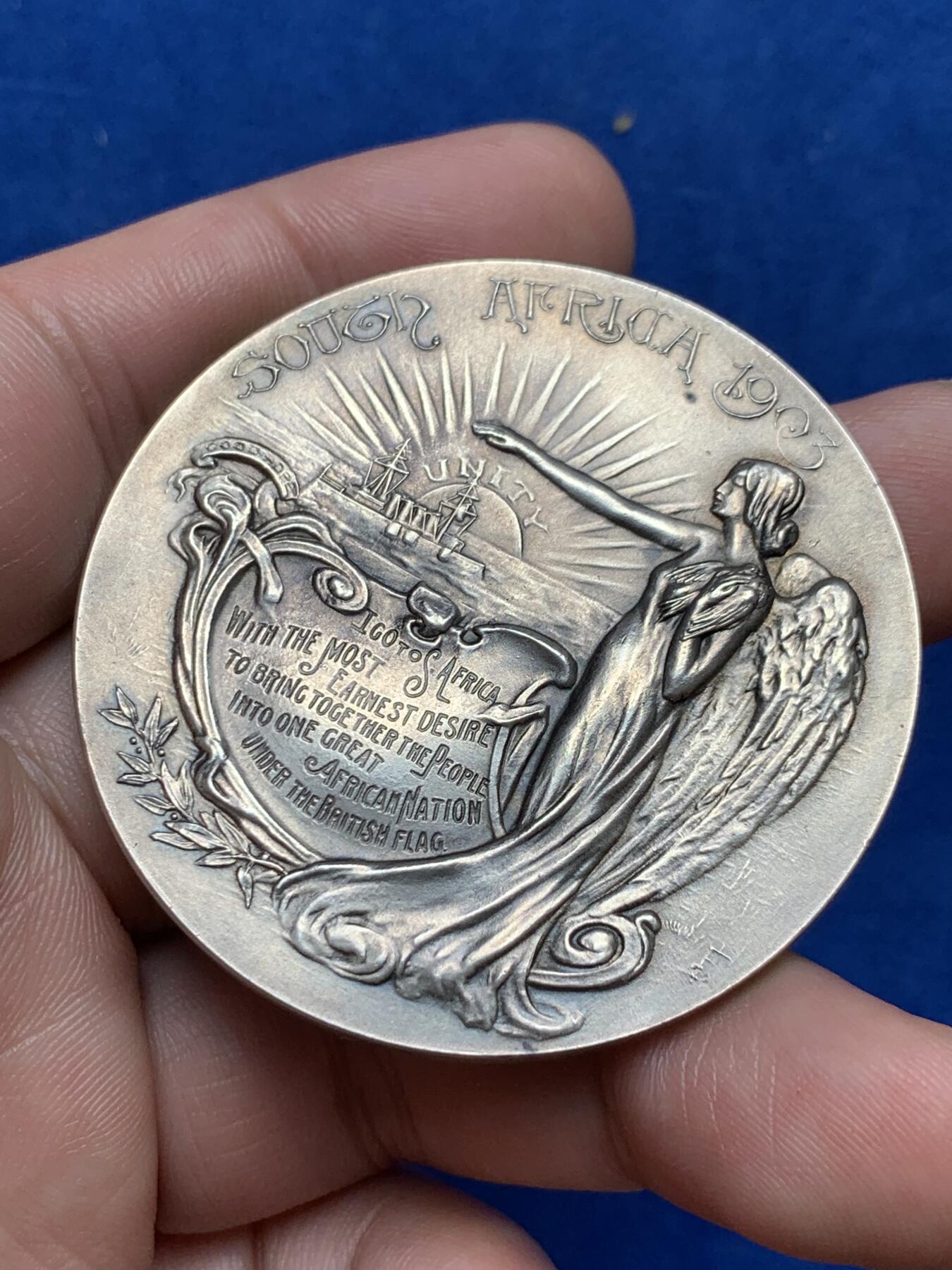 《竞宝斋》第285场- 周日，周一 2场连拍 （全场包邮） 英国1903年殖民地大臣约瑟夫-张伯伦访问南非大银章 50.8mm 51.1g 罕见 原盒有损 细节见图