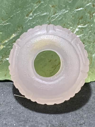 精美亚光高润度冻料飘黄蒙料战国红手工雕刻回纹随形卡环（跑环）一颗， - 精美亚光高润度冻料飘黄蒙料战国红手工雕刻回纹随形卡环（跑环）一颗，