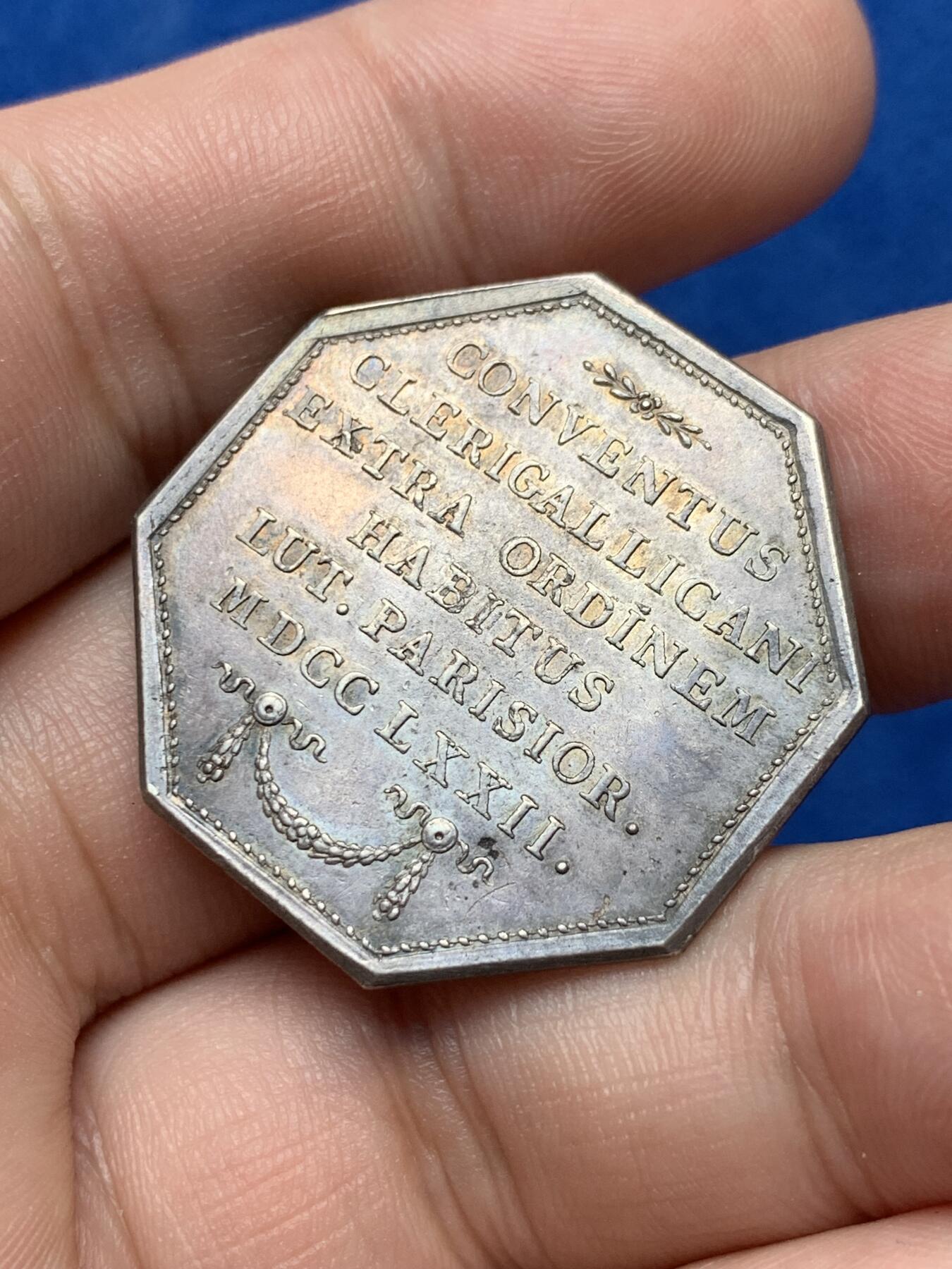 《竞宝斋》第285场- 周日，周一 2场连拍 （全场包邮） 法国巴黎神职人员大会八角银质代币 31.9mm 13g 正面路易十五头像 双面原味老包浆 细节较好 状态不错