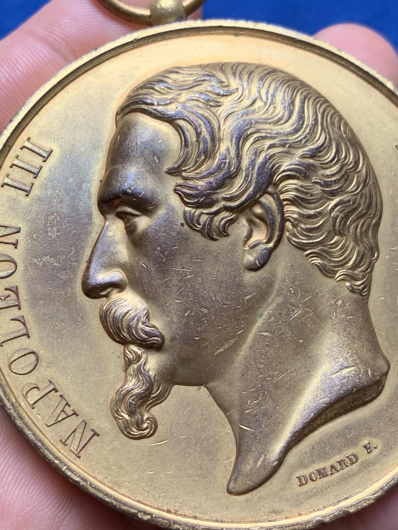 《竞宝斋》第285场- 周日，周一 2场连拍 （全场包邮） 1862年法国拿破仑三世超大鎏金铜奖章 直径67.8mm 重量148.7克！