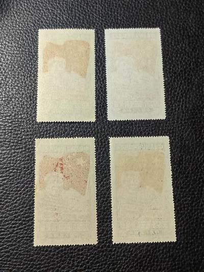 洪涛臻品批发群 精选邮票限时拍卖第1154期  纪4开国东贴原版新全，原版票中收藏价值非常高的精品票，整体品相上品偏好，个别软折如图，开国原版东贴套票具有极高的收藏价值，喜欢精品票的老板不要错过，末图近期成交价格做参考