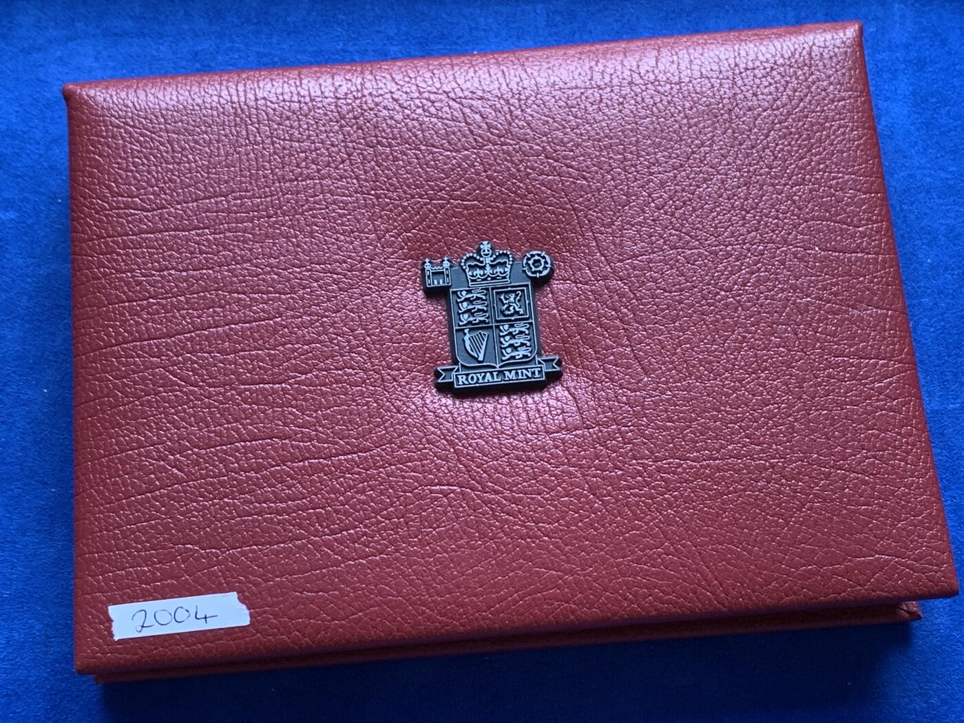 《竞宝斋》第285场- 周日，周一 2场连拍 （全场包邮） 英国2004年精致套币Proof 原盒证 封面附带原厂标识，品相不错 细节见图