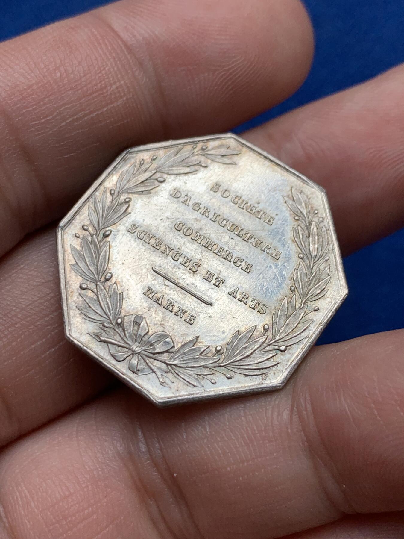 《竞宝斋》第285场- 周日，周一 2场连拍 （全场包邮） 法国马恩农业园艺渔业和狩猎协会八角银代币 油灯边铭 28mm 9.4g