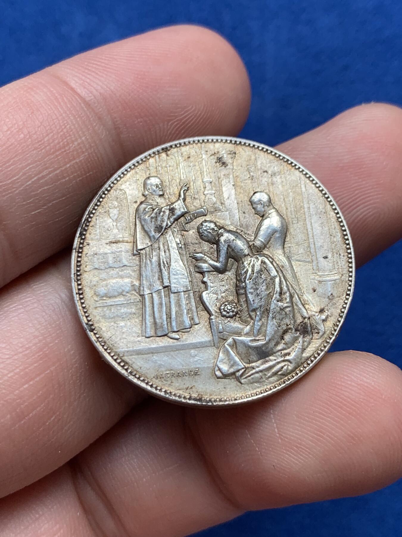 《竞宝斋》第285场- 周日，周一 2场连拍 （全场包邮） 法国1887基督教婚礼圆型银章 丰饶角边铭 30mm 13.9g