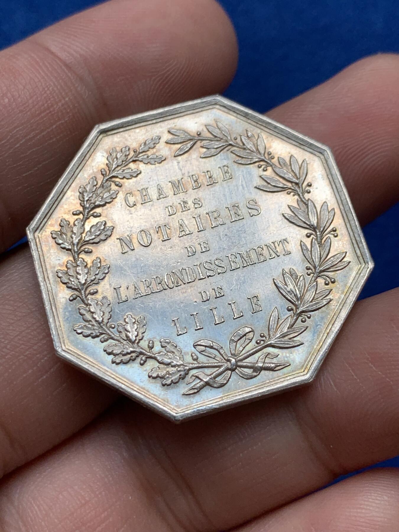 《竞宝斋》第285场- 周日，周一 2场连拍 （全场包邮） 1860-1880年法国里尔地区公证人八角银质代币 丰饶角边铭 34mm 19g