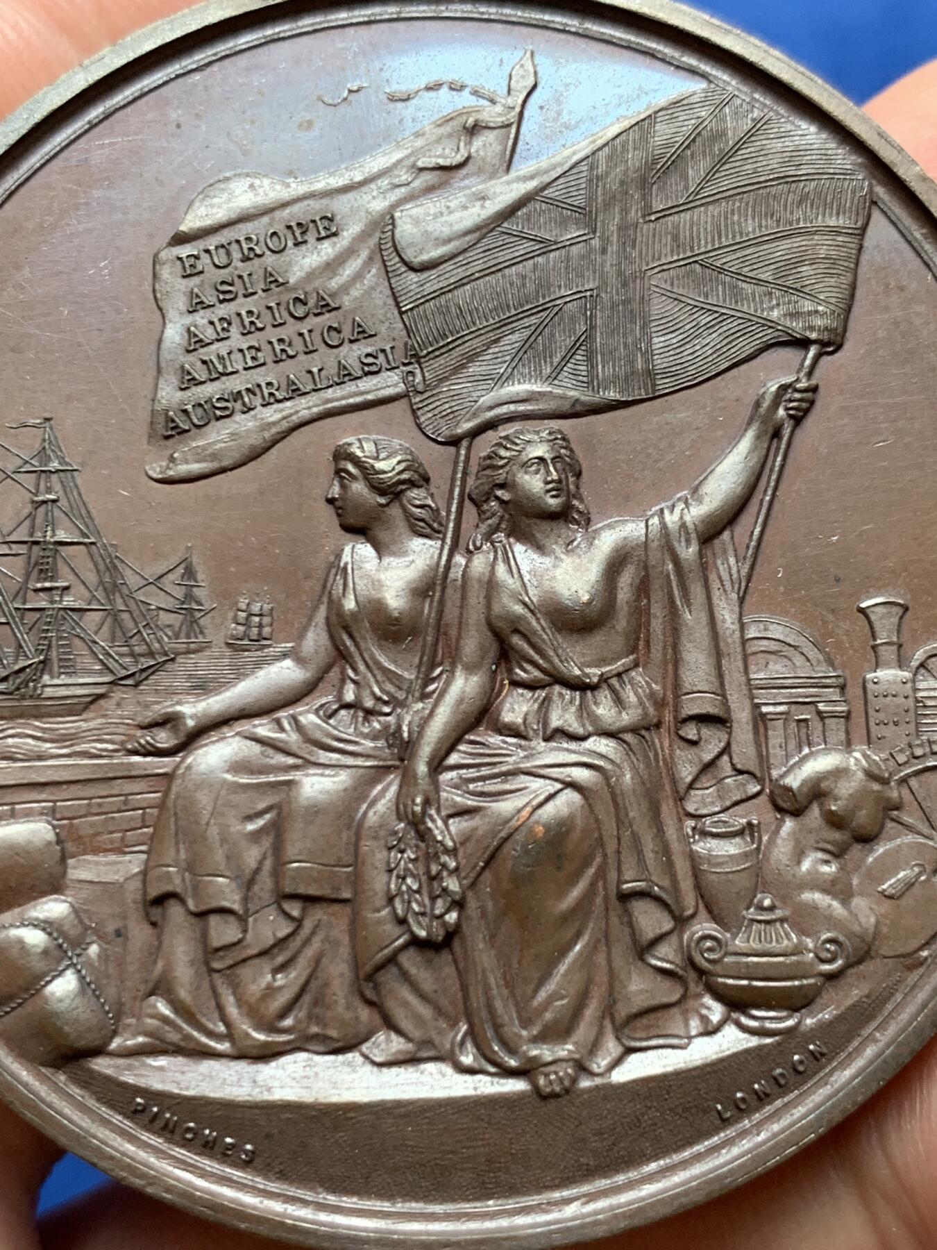 《竞宝斋》第285场- 周日，周一 2场连拍 （全场包邮） 英国1862水晶宫纪念铜章 51mm大尺寸版 61.4g 加厚高浮雕 细节繁华 2022年sbp拍卖42mm小尺寸版264美元 带高级原木盒