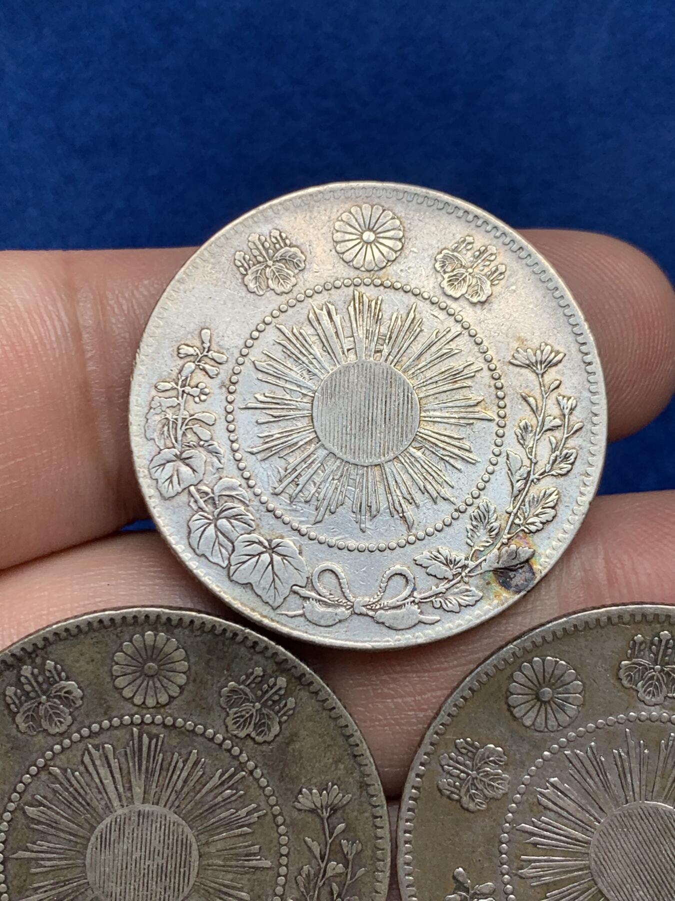 《竞宝斋》第285场- 周日，周一 2场连拍 （全场包邮） 3枚一组 日本明治三年50钱银币 细节见图