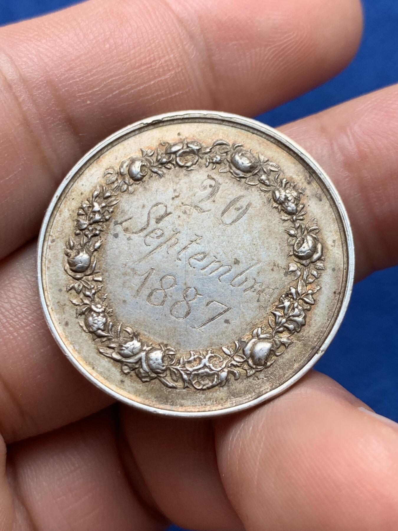 《竞宝斋》第285场- 周日，周一 2场连拍 （全场包邮） 法国1887基督教婚礼圆型银章 丰饶角边铭 30mm 13.9g