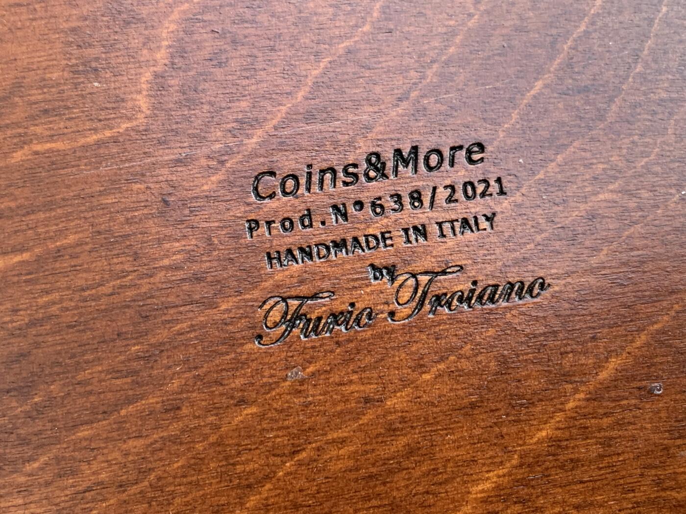 《竞宝斋》第285场- 周日，周一 2场连拍 （全场包邮） Coins & More意大利纯手工实木高端钱币收纳盒。长宽高约：353x243x37mm，格子内径约：58.6X65.5mm