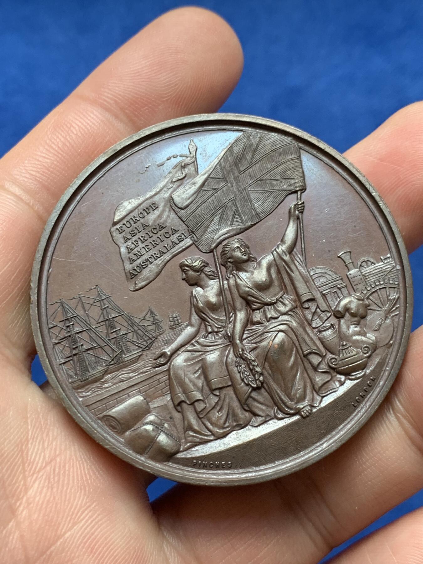 《竞宝斋》第285场- 周日，周一 2场连拍 （全场包邮） 英国1862水晶宫纪念铜章 51mm大尺寸版 61.4g 加厚高浮雕 细节繁华 2022年sbp拍卖42mm小尺寸版264美元 带高级原木盒