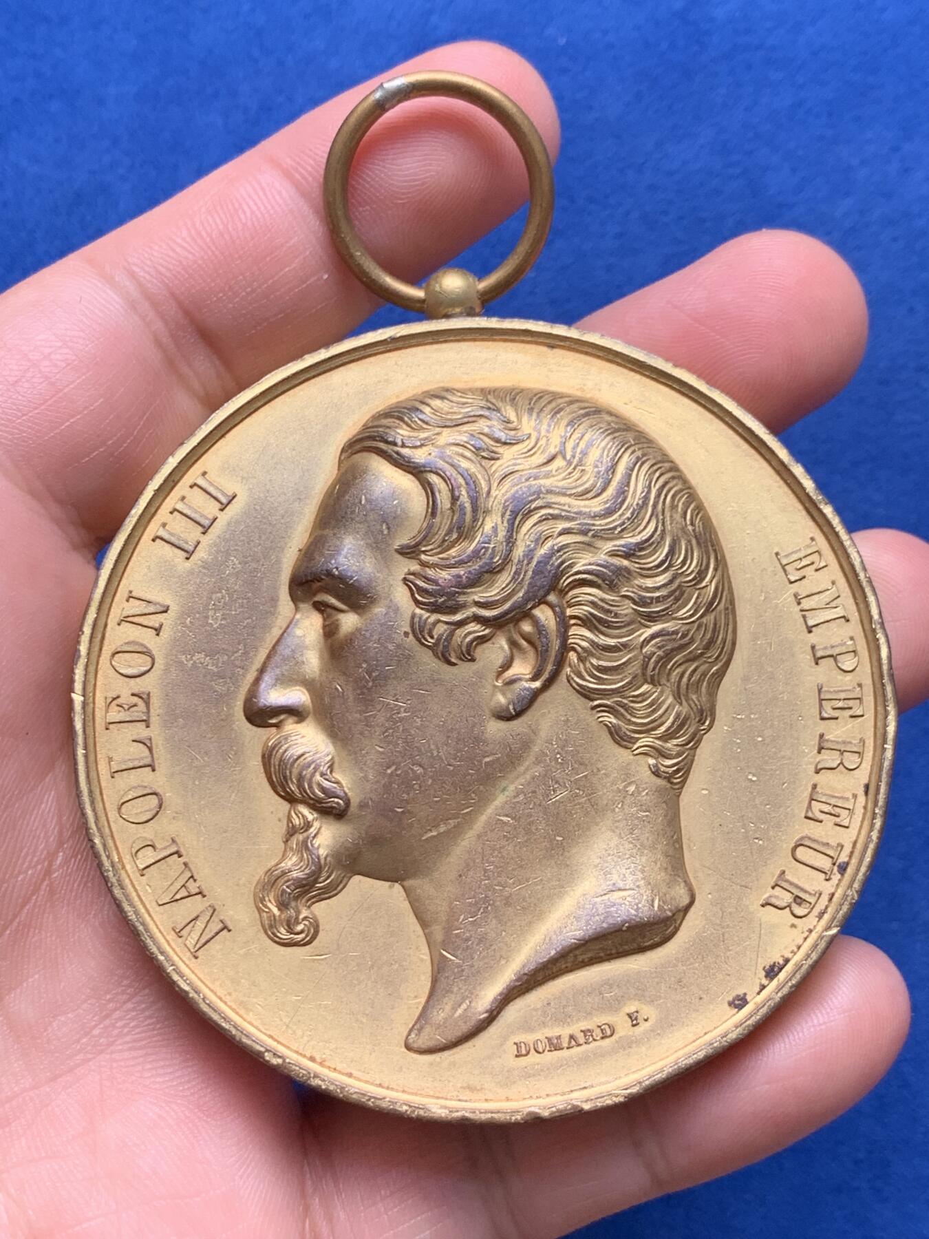 《竞宝斋》第285场- 周日，周一 2场连拍 （全场包邮） 1862年法国拿破仑三世超大鎏金铜奖章 直径67.8mm 重量148.7克！