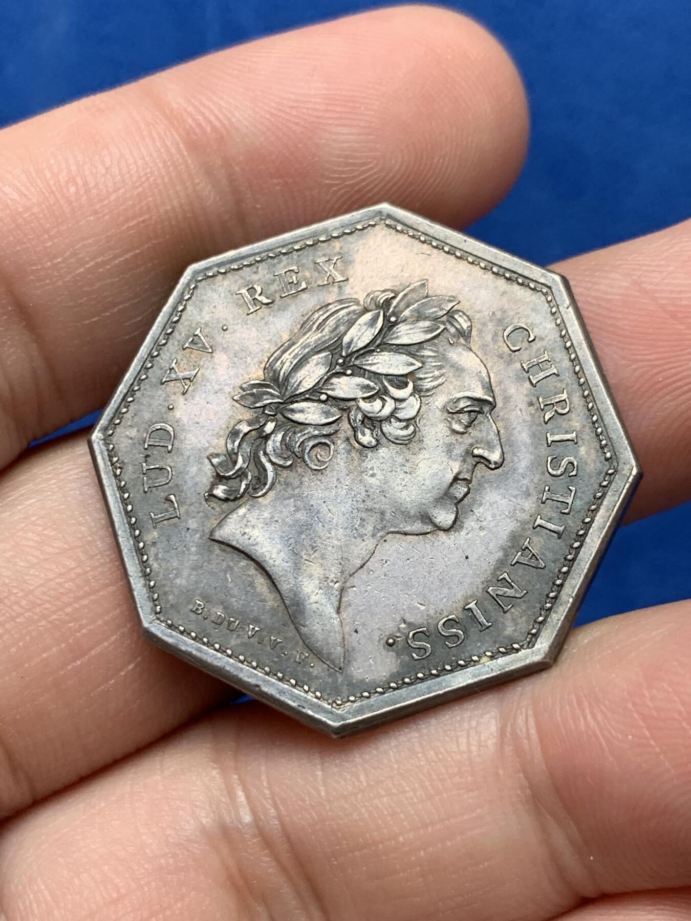 《竞宝斋》第285场- 周日，周一 2场连拍 （全场包邮） 法国巴黎神职人员大会八角银质代币 31.9mm 13g 正面路易十五头像 双面原味老包浆 细节较好 状态不错