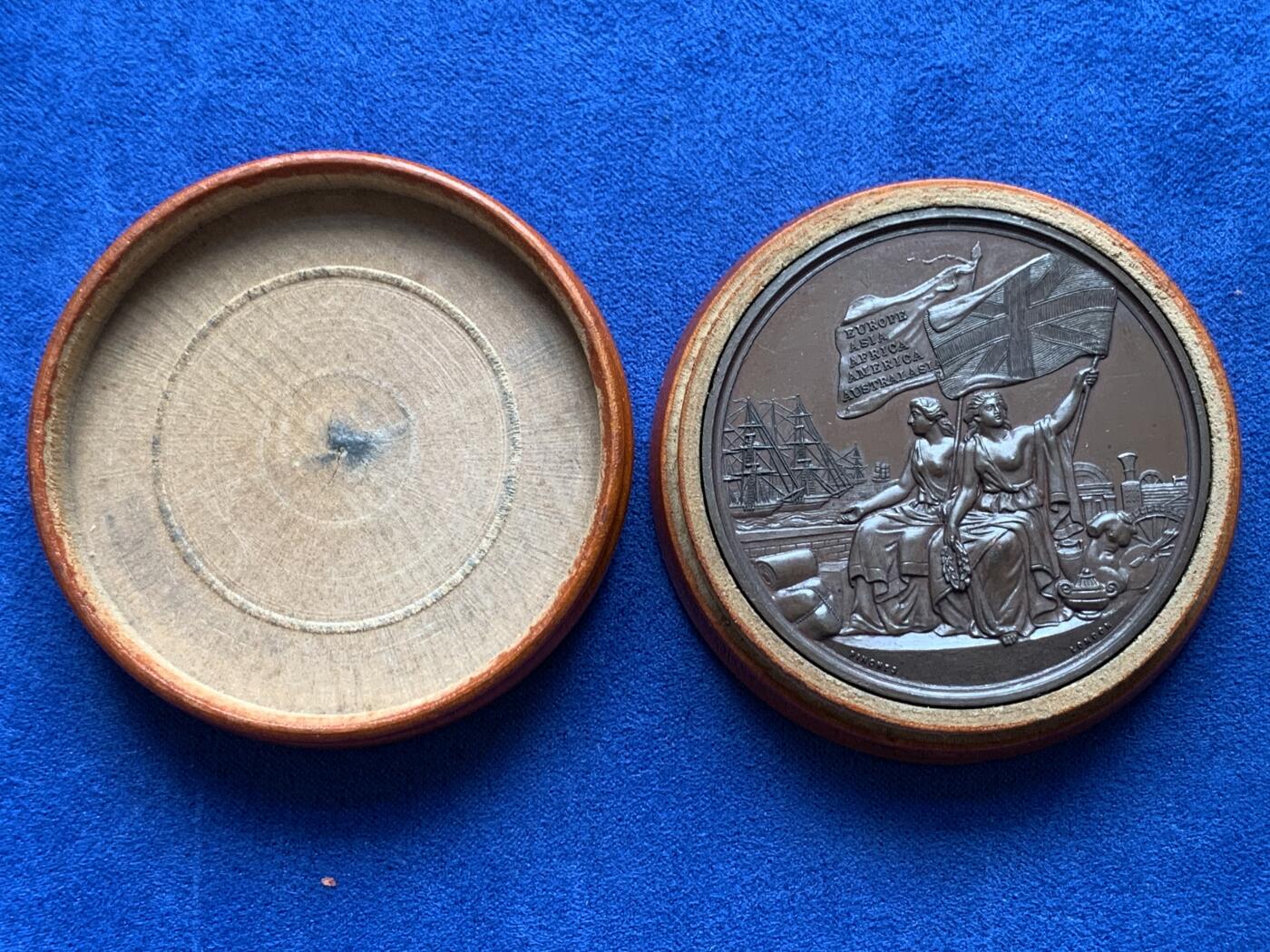 《竞宝斋》第285场- 周日，周一 2场连拍 （全场包邮） 英国1862水晶宫纪念铜章 51mm大尺寸版 61.4g 加厚高浮雕 细节繁华 2022年sbp拍卖42mm小尺寸版264美元 带高级原木盒