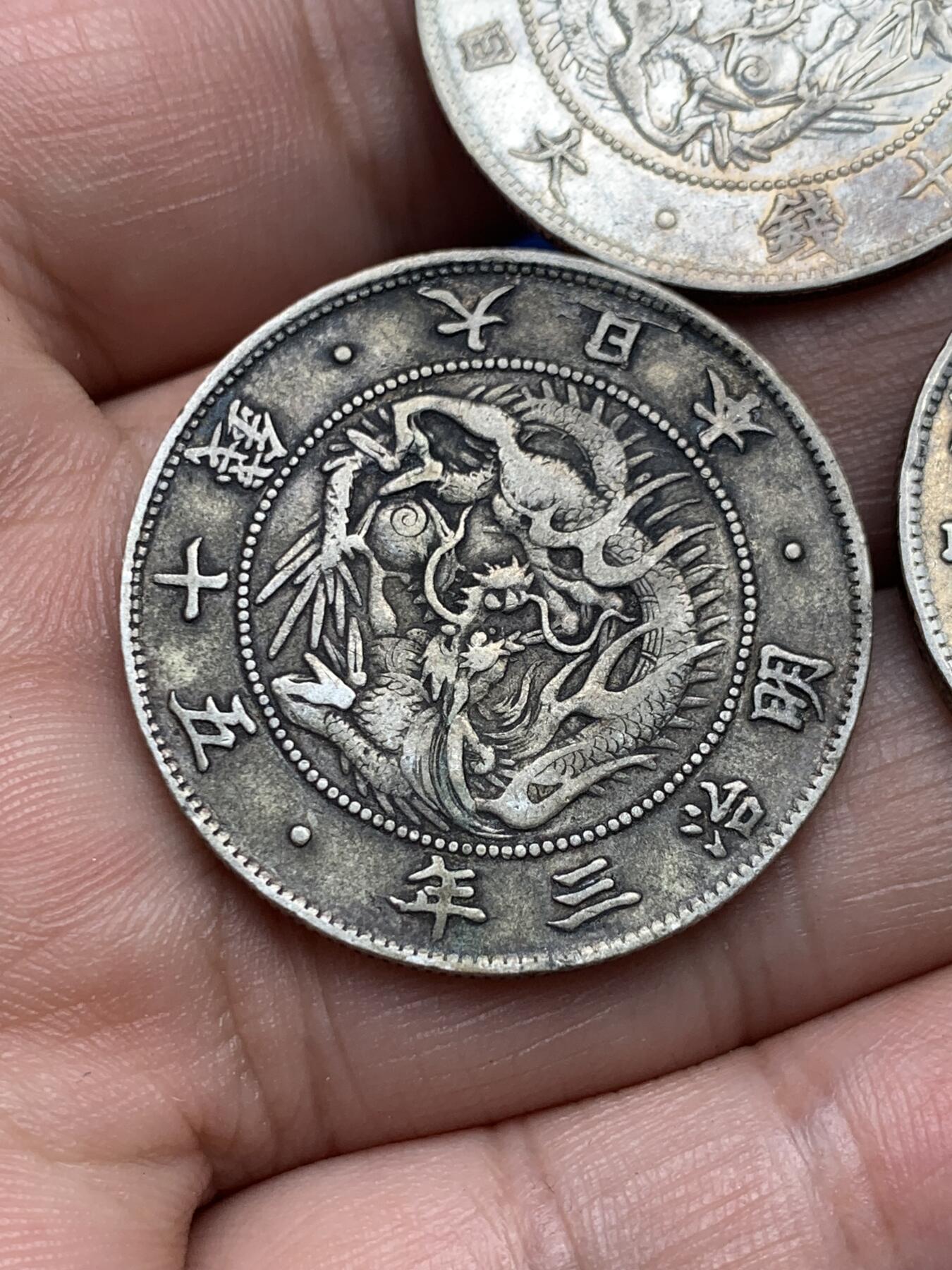 《竞宝斋》第285场- 周日，周一 2场连拍 （全场包邮） 3枚一组 日本明治三年50钱银币 细节见图