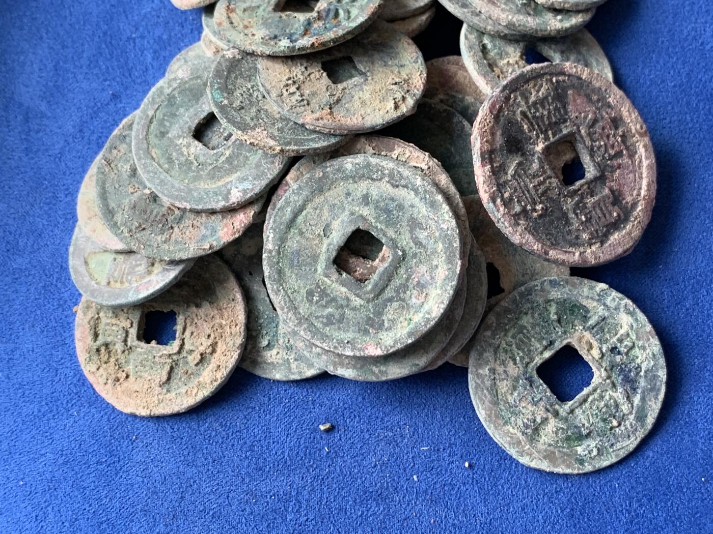 《竞宝斋》第285场- 周日，周一 2场连拍 （全场包邮） 宋折钱50余枚 含四枚折十！包含许多宣和，政和，到代绍兴，字口锈色俱佳，也有宣和大折三。大部分未流通状态，品质佳！