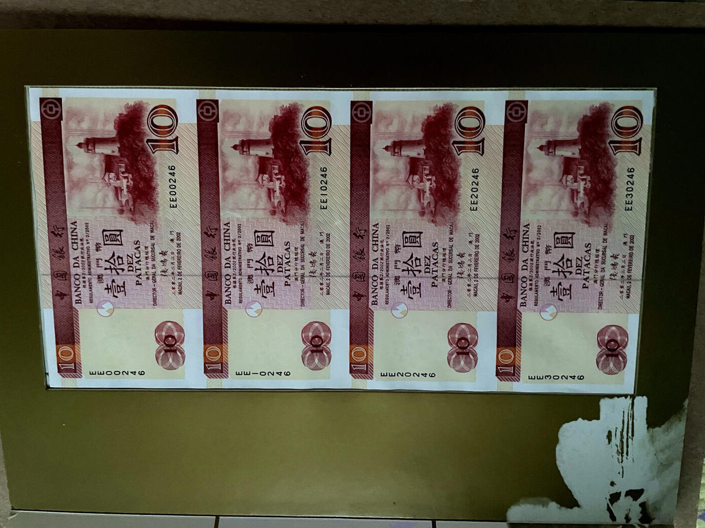 【Blue Auction】✨世界纸币精拍第499期【精】 【带册 四连体钞】澳门 中银 2002年10元 UNC品相 四连体钞券冠字为EE、EF，发行数量较少，多为内部礼品馈赠，与2001年版公开发行的中国银行\大西洋银行拾圆四连体对钞相比，此版四连体钞券少之又少，具有较高的收藏价值。