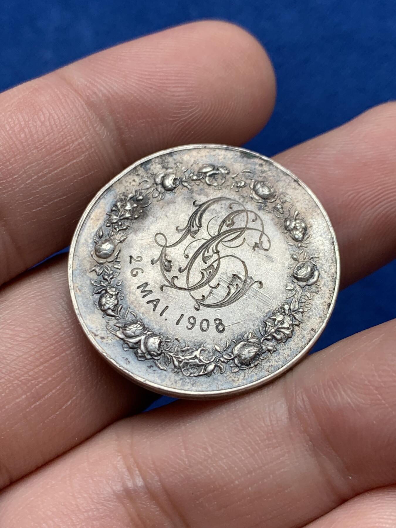 《竞宝斋》第285场- 周日，周一 2场连拍 （全场包邮） 法国1908婚姻纪念圆型银章 牵手 丰饶角边铭 29mm 12.2g