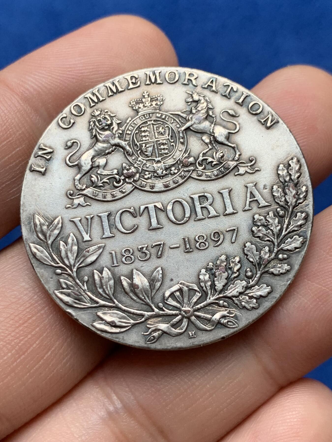 《竞宝斋》第285场- 周日，周一 2场连拍 （全场包邮） 英国1897年维多利亚加冕60周年纪念镀银纪念章 细节见图 34.4mm 28.2g