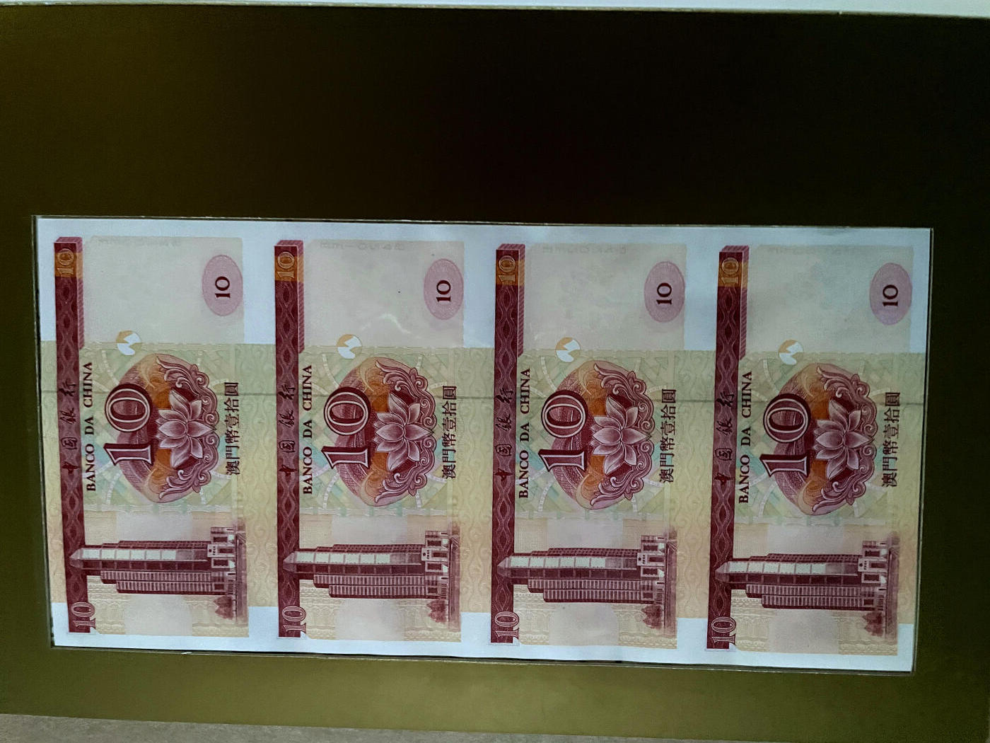 【Blue Auction】✨世界纸币精拍第499期【精】 【带册 四连体钞】澳门 中银 2002年10元 UNC品相 四连体钞券冠字为EE、EF，发行数量较少，多为内部礼品馈赠，与2001年版公开发行的中国银行\大西洋银行拾圆四连体对钞相比，此版四连体钞券少之又少，具有较高的收藏价值。