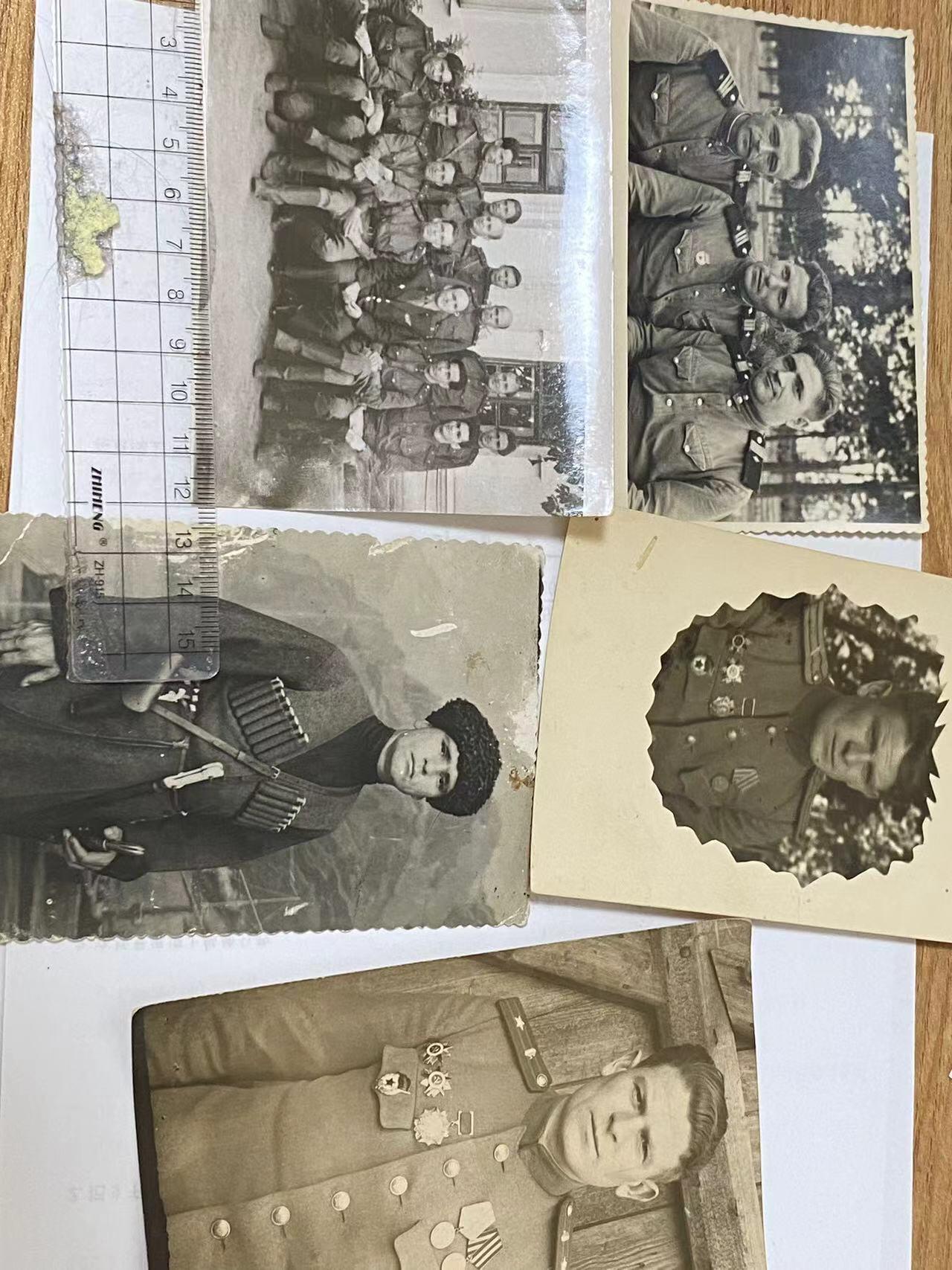 苏联勋章奖章6月30日拍卖7月7日晚上九点结束在麦稀奇 苏联近卫军少校尼古拉瓦西里耶维奇的5张照片 一张早期哥萨克骑兵的好像是勿纠结 两张45年左右的 后面都有文字  两张部队的合照