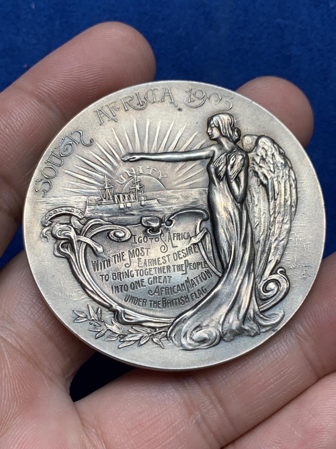 《竞宝斋》第285场- 周日，周一 2场连拍 （全场包邮） 英国1903年殖民地大臣约瑟夫-张伯伦访问南非大银章 50.8mm 51.1g 罕见 原盒有损 细节见图