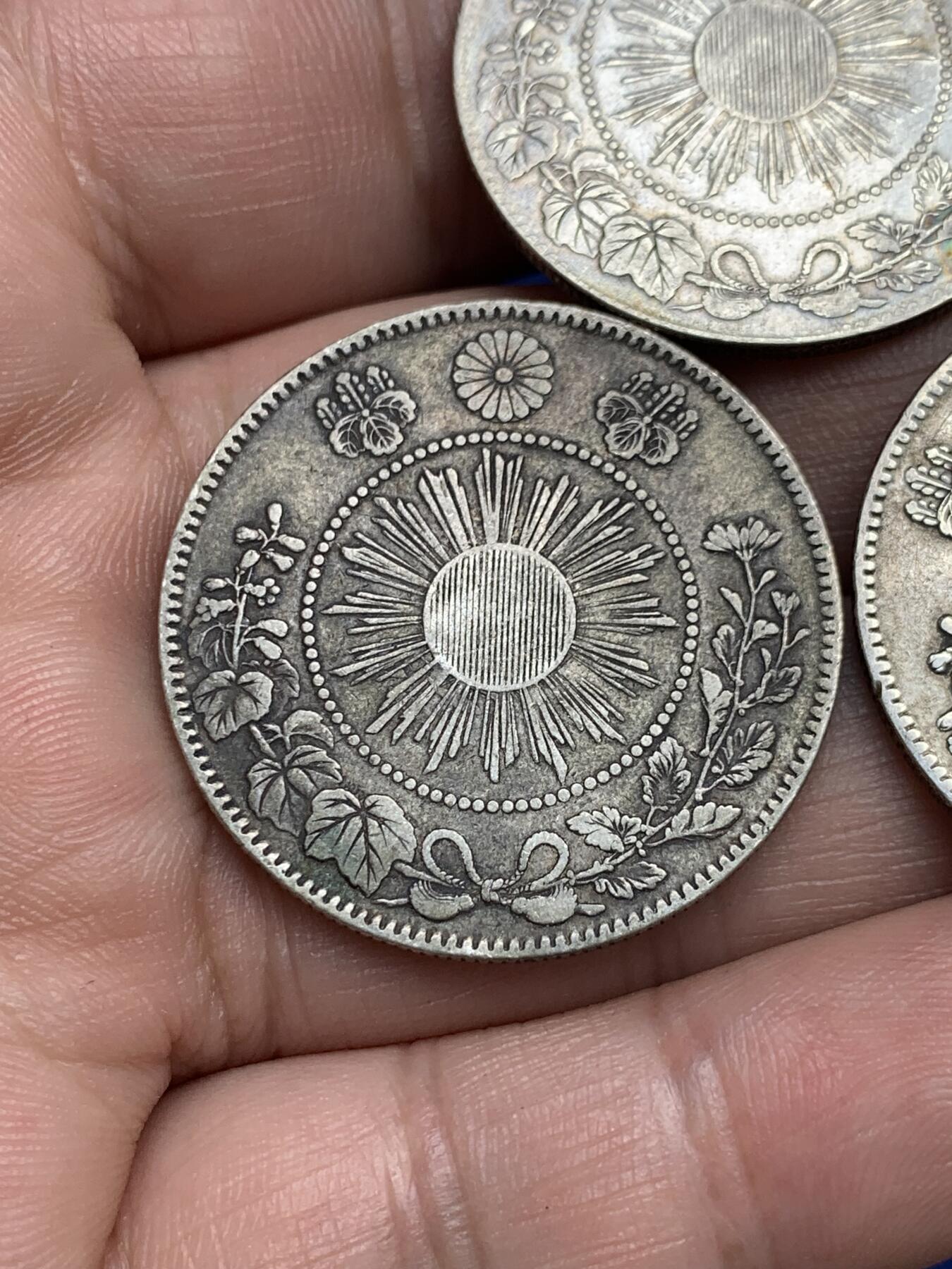 《竞宝斋》第285场- 周日，周一 2场连拍 （全场包邮） 3枚一组 日本明治三年50钱银币 细节见图