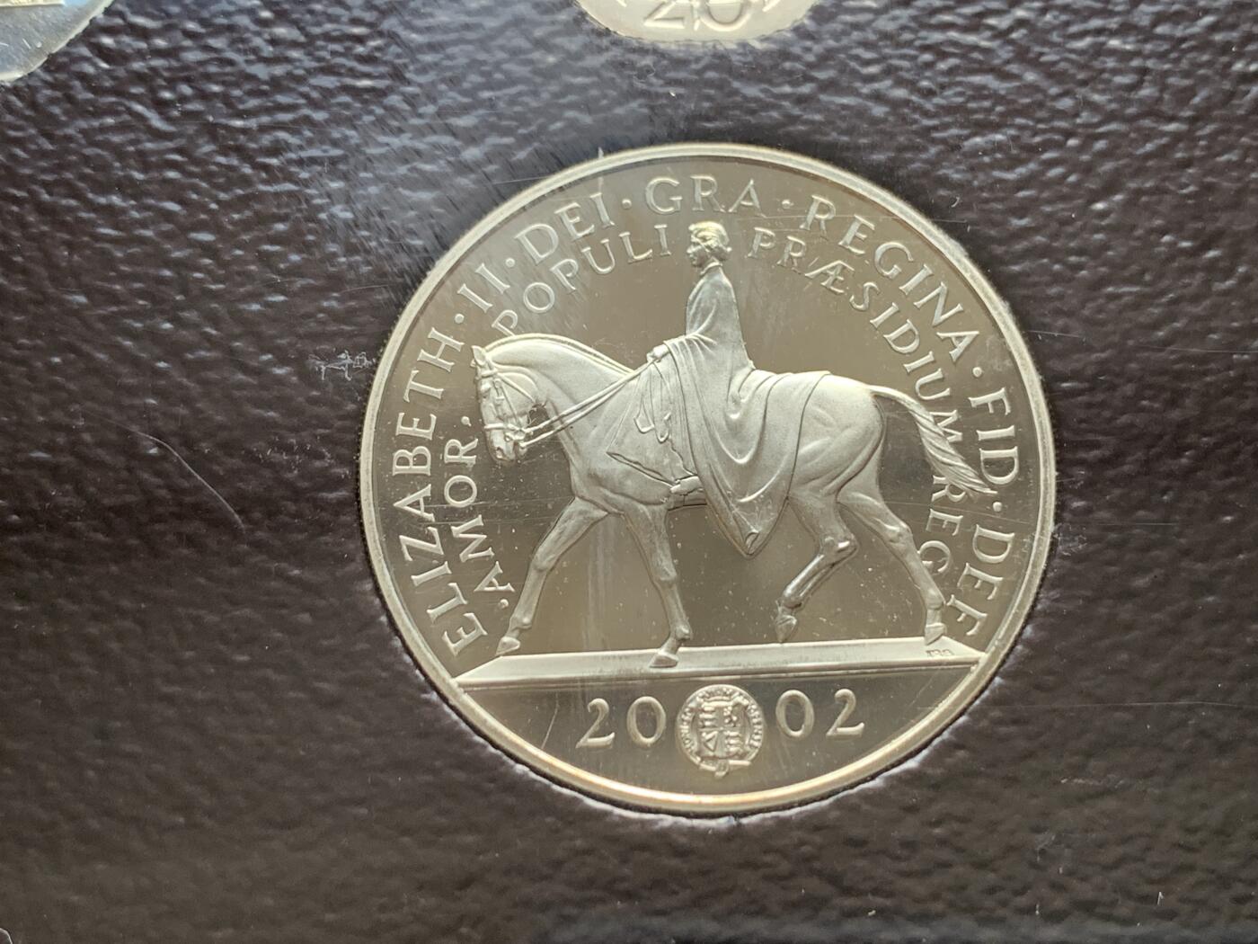 《竞宝斋》第285场- 周日，周一 2场连拍 （全场包邮） 英国2002年精致套币Proof 原盒证 带5镑伊丽莎白女王纪念币 封面附带原厂标识 品相不错 细节见图