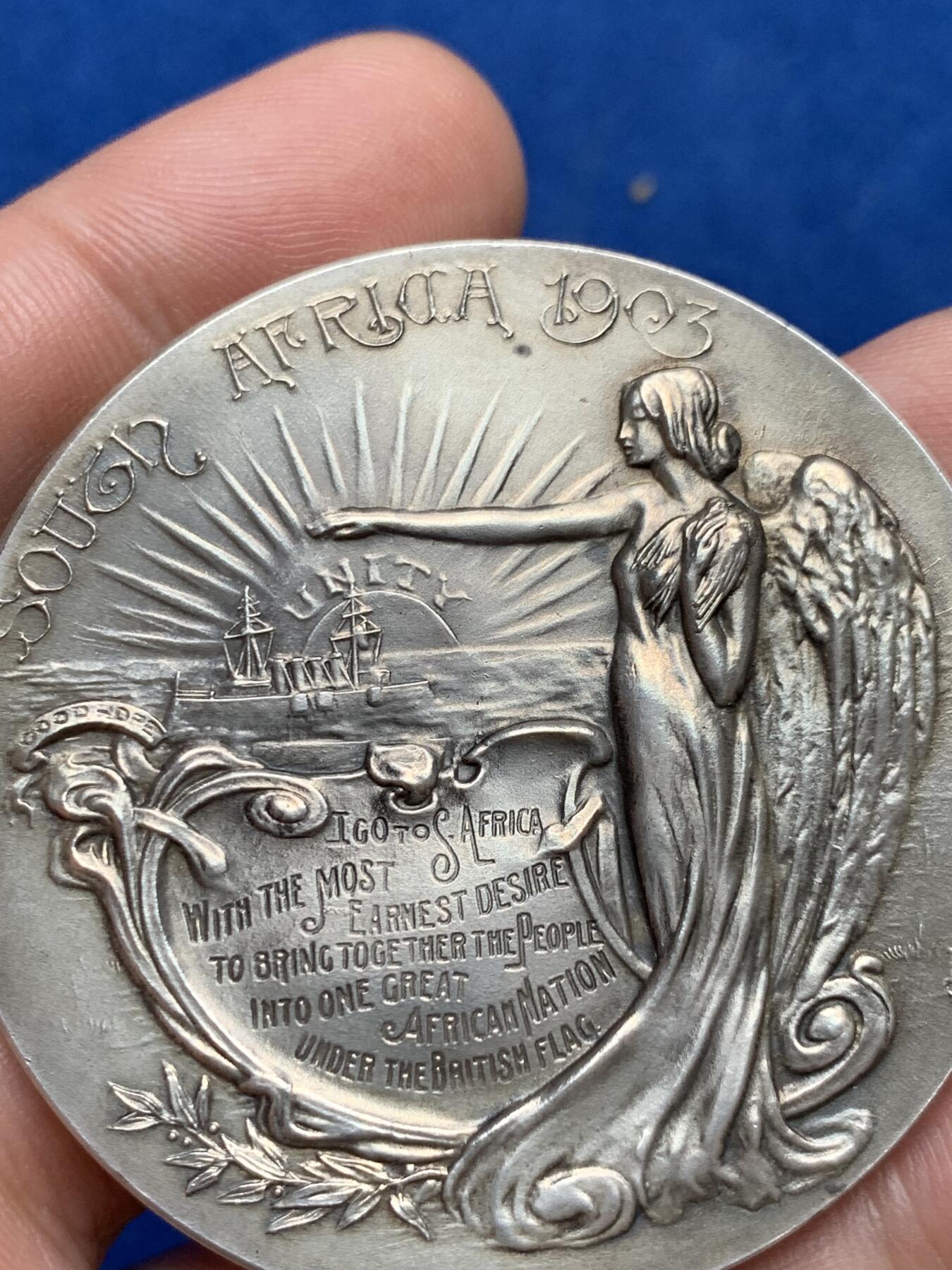 《竞宝斋》第285场- 周日，周一 2场连拍 （全场包邮） 英国1903年殖民地大臣约瑟夫-张伯伦访问南非大银章 50.8mm 51.1g 罕见 原盒有损 细节见图