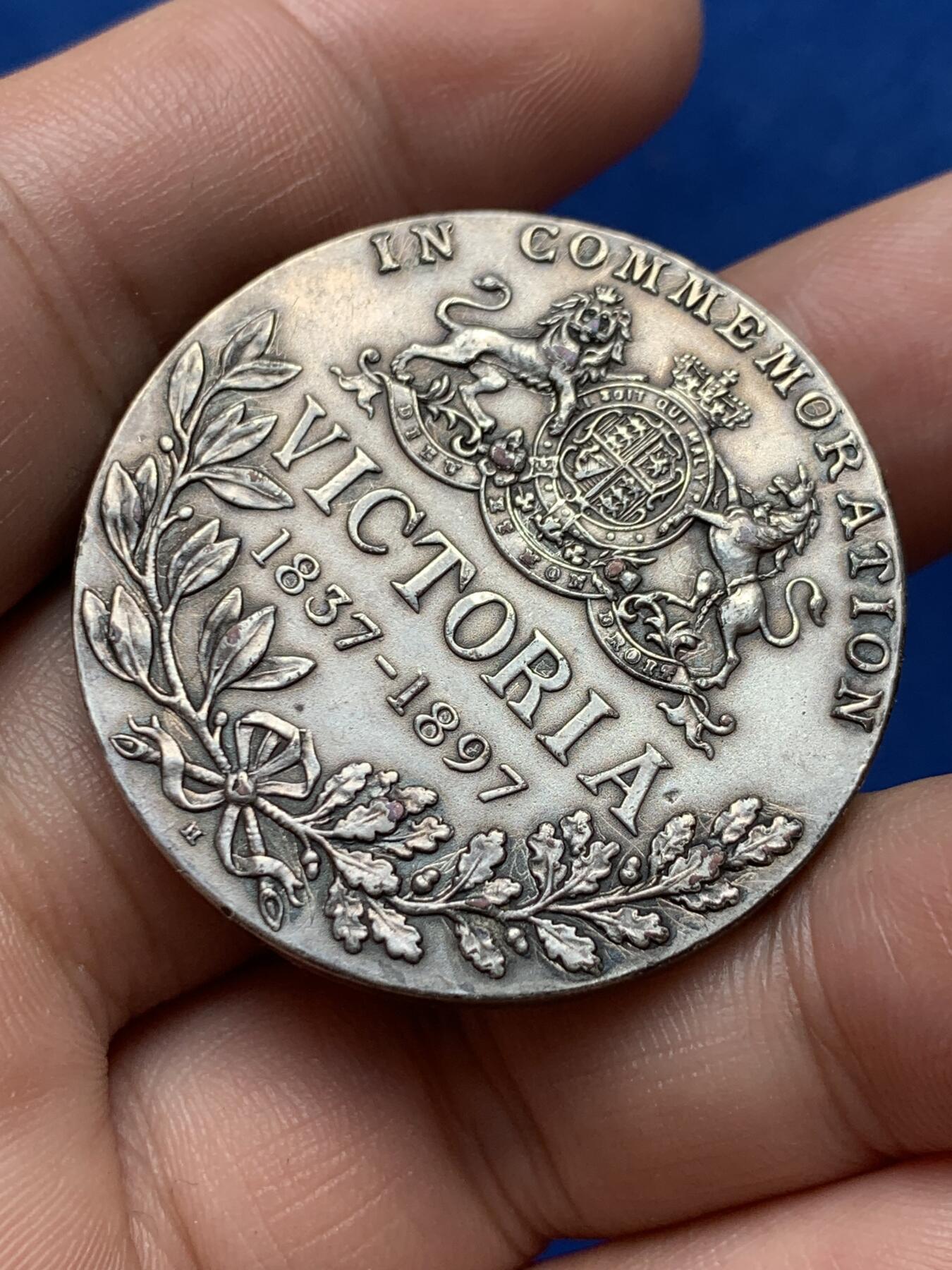 《竞宝斋》第285场- 周日，周一 2场连拍 （全场包邮） 英国1897年维多利亚加冕60周年纪念镀银纪念章 细节见图 34.4mm 28.2g