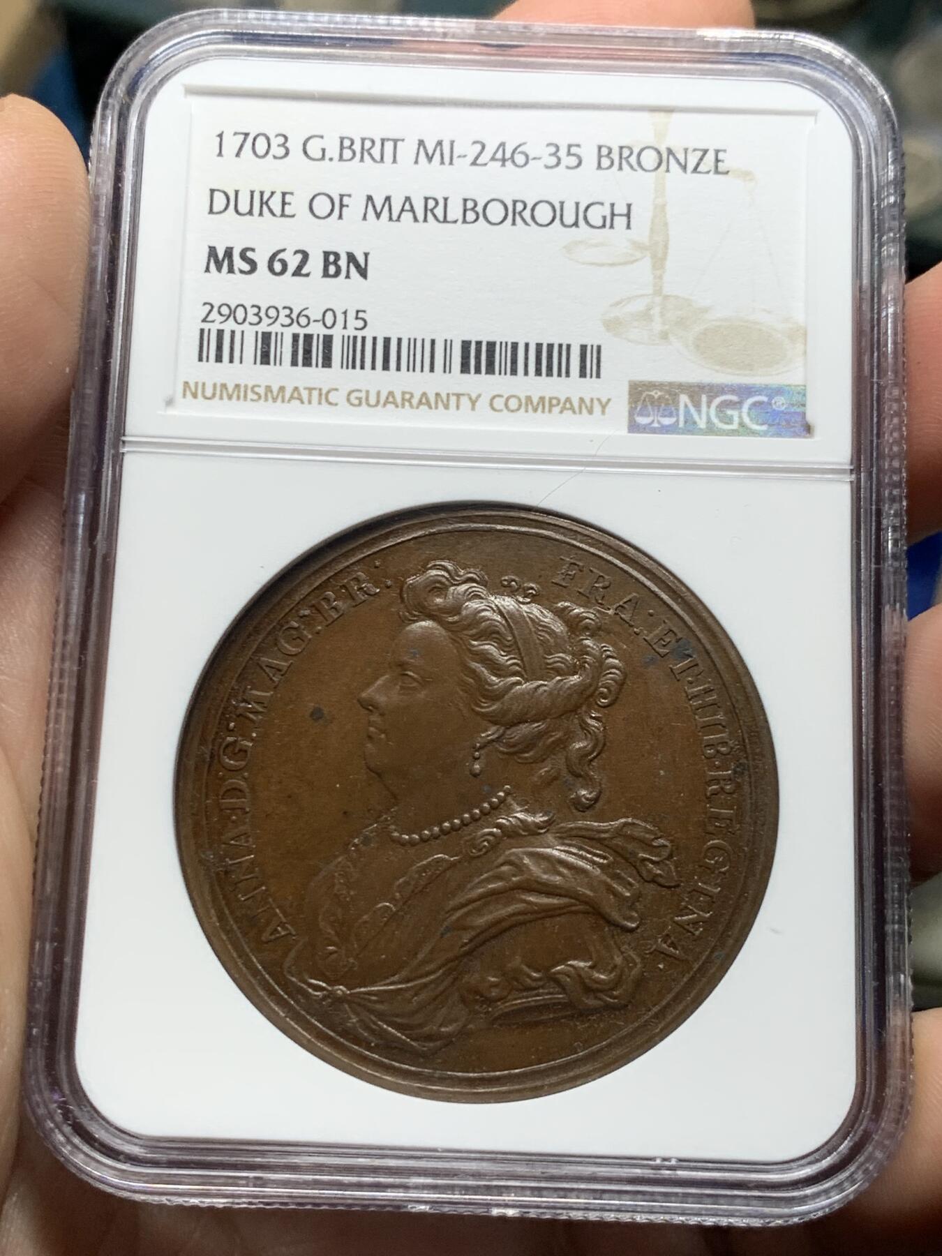 《竞宝斋》第285场- 周日，周一 2场连拍 （全场包邮） NGC MS62BN 英国1703安妮女王 NGC冠军分大铜章 纪念马尔伯勒公爵攻占城市 背面有马尔伯勒公爵骑马像 浮雕精美