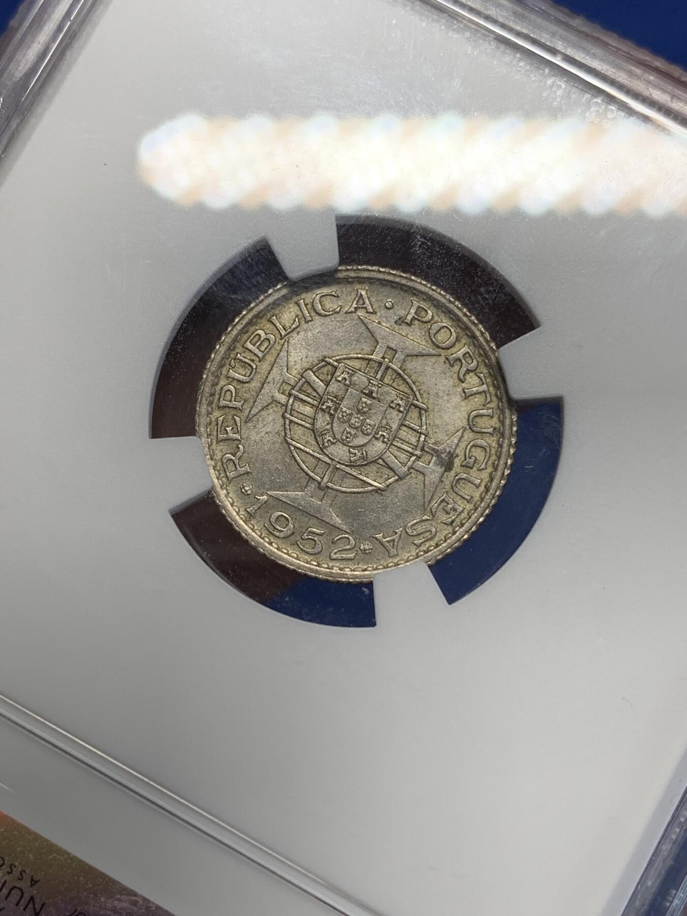 《竞宝斋》第285场- 周日，周一 2场连拍 （全场包邮） NGC MS63 澳门1952年1圆 白鸽仔 名誉品 两面转光 品相很不错 63分有点低评了 性价比很高的一枚