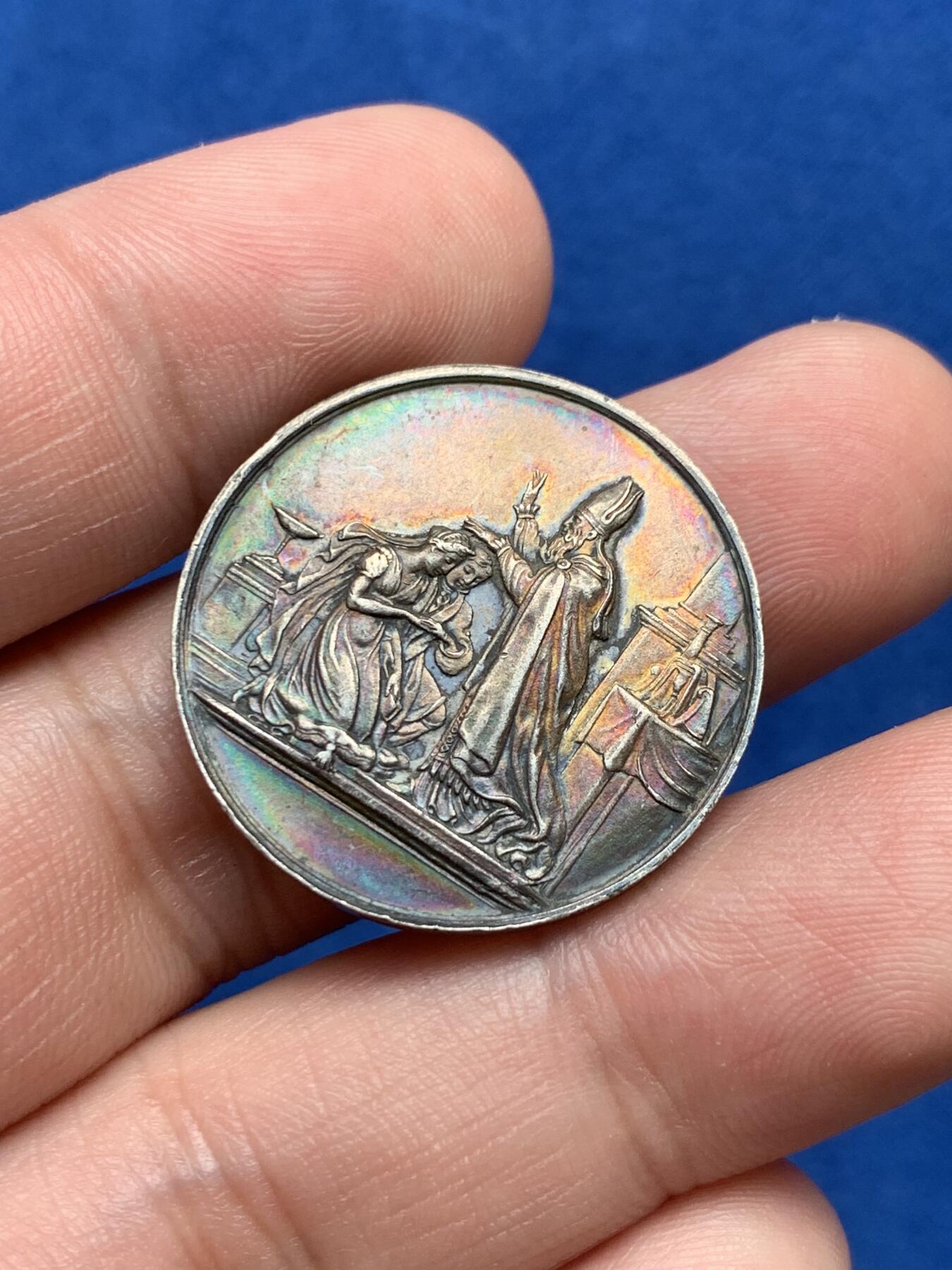 《竞宝斋》第285场- 周日，周一 2场连拍 （全场包邮） 法国基督教婚礼圆型银章  无字版 蜜蜂边铭 27mm 9.7g