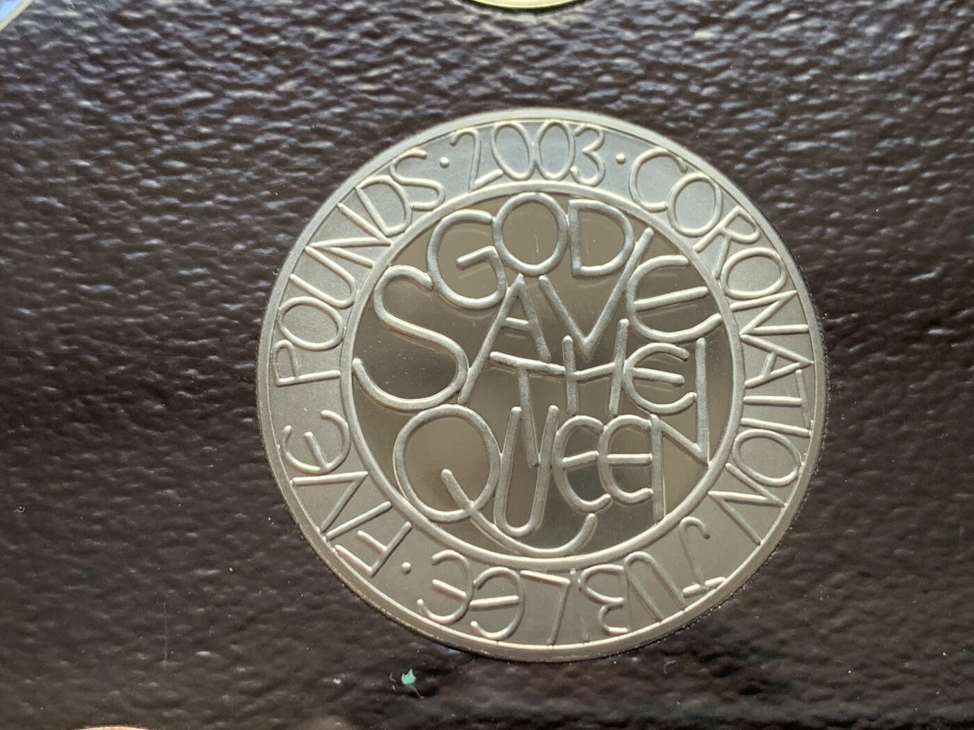 《竞宝斋》第285场- 周日，周一 2场连拍 （全场包邮） 英国2003年精致套币Proof 原盒证 带5镑伊丽莎白女王纪念币 封面附带原厂标识 品相不错 细节见图