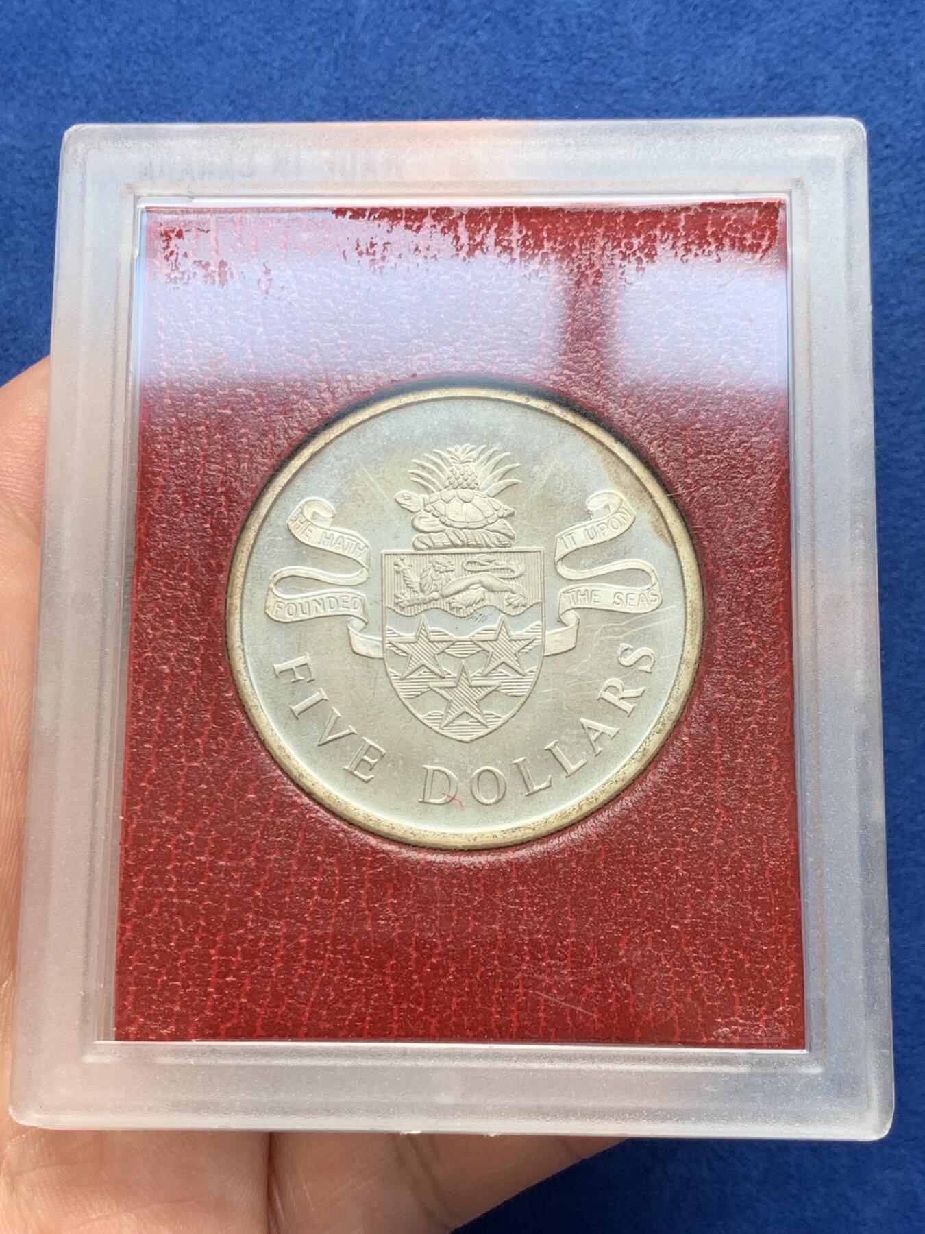 《竞宝斋》第285场- 周日，周一 2场连拍 （全场包邮） 开曼群岛1975年伊丽莎白二世年轻头像5DOLLARS精制币 925银 35.5g 原盒封装 自然氧化已往环彩发展 UNC转光 状态极佳