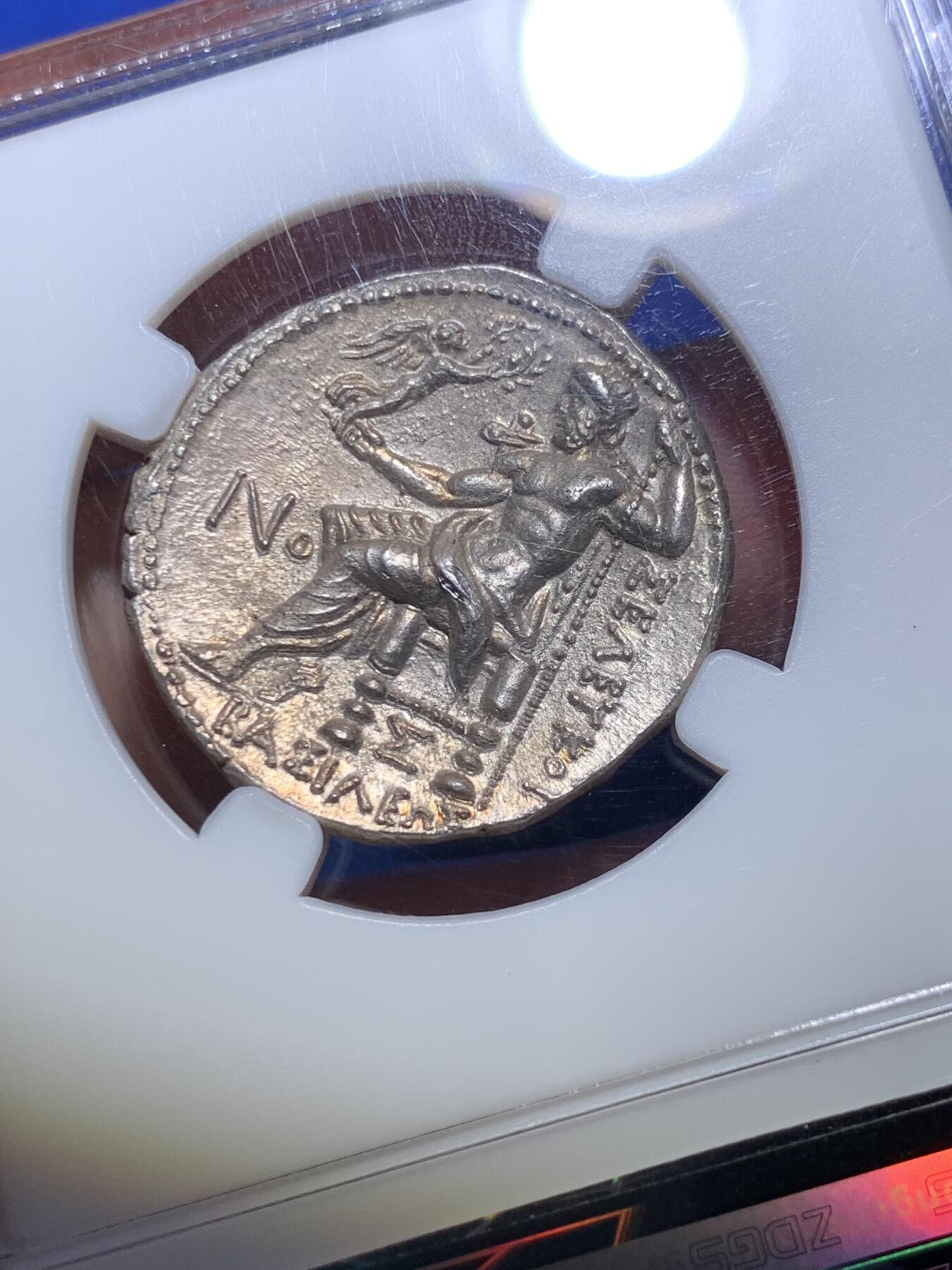 《竞宝斋》第285场- 周日，周一 2场连拍 （全场包邮） 众诚详评AU 古希腊亚历山大大帝4德大银币 极品品相原光 背面宙斯手托胜利女神NIKE 艺术感和观感极佳 惊为天人 少见的塞琉古一世铸造