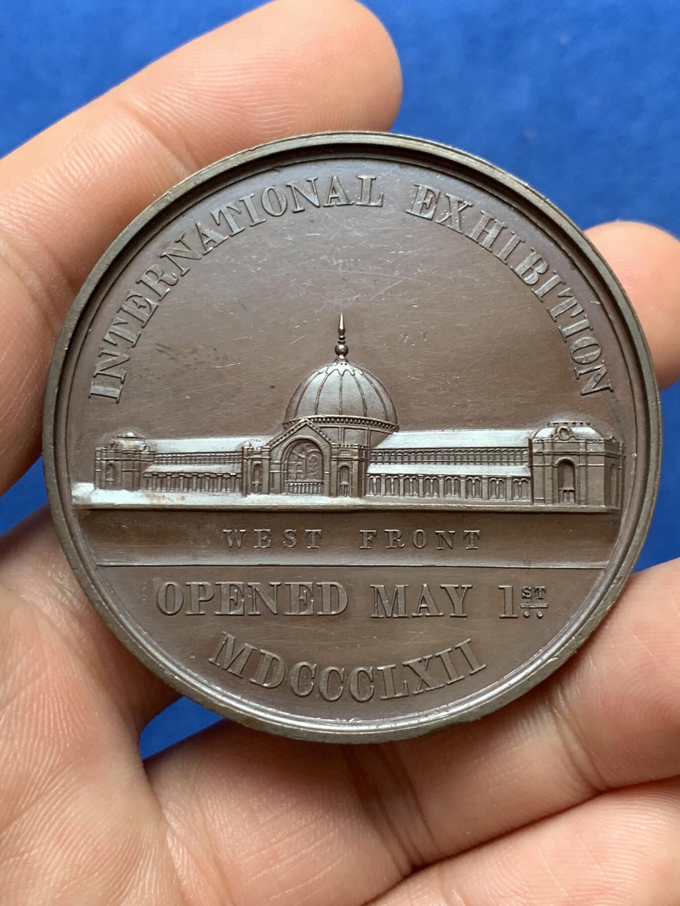 《竞宝斋》第285场- 周日，周一 2场连拍 （全场包邮） 英国1862水晶宫纪念铜章 51mm大尺寸版 61.4g 加厚高浮雕 细节繁华 2022年sbp拍卖42mm小尺寸版264美元 带高级原木盒