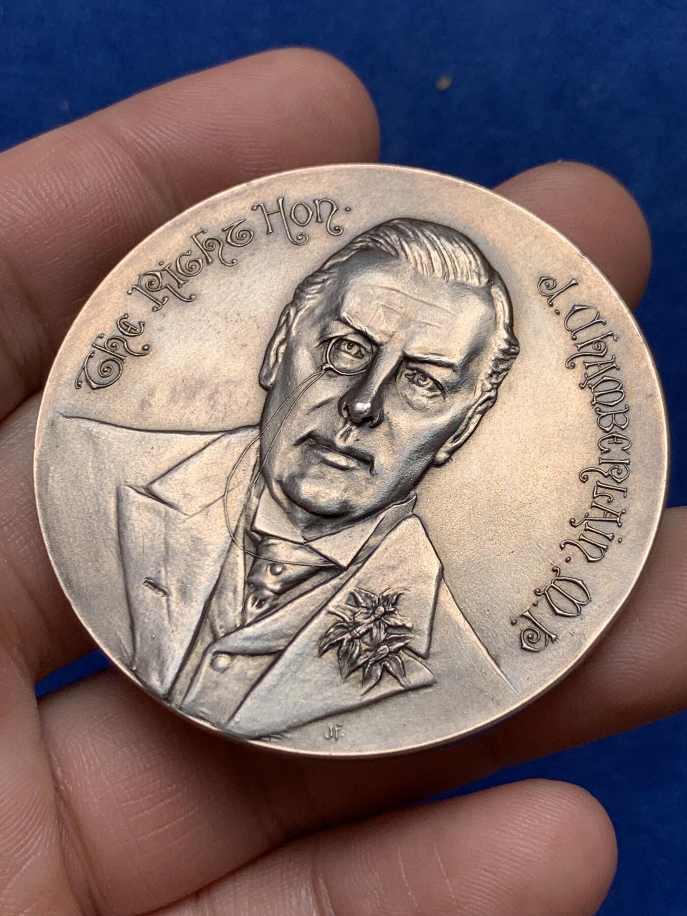 《竞宝斋》第285场- 周日，周一 2场连拍 （全场包邮） 英国1903年殖民地大臣约瑟夫-张伯伦访问南非大银章 50.8mm 51.1g 罕见 原盒有损 细节见图