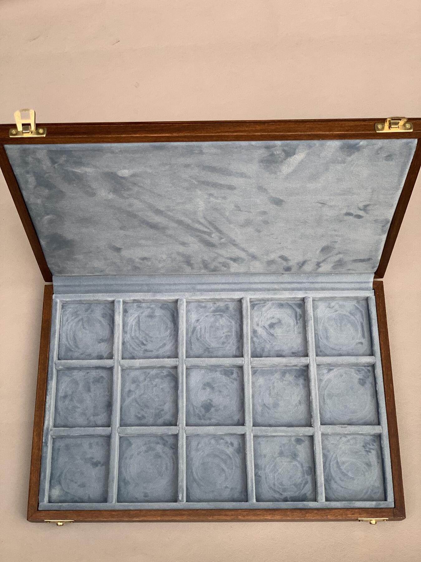 《竞宝斋》第285场- 周日，周一 2场连拍 （全场包邮） Coins & More意大利纯手工实木高端钱币收纳盒。长宽高约：353x243x37mm，格子内径约：58.6X65.5mm