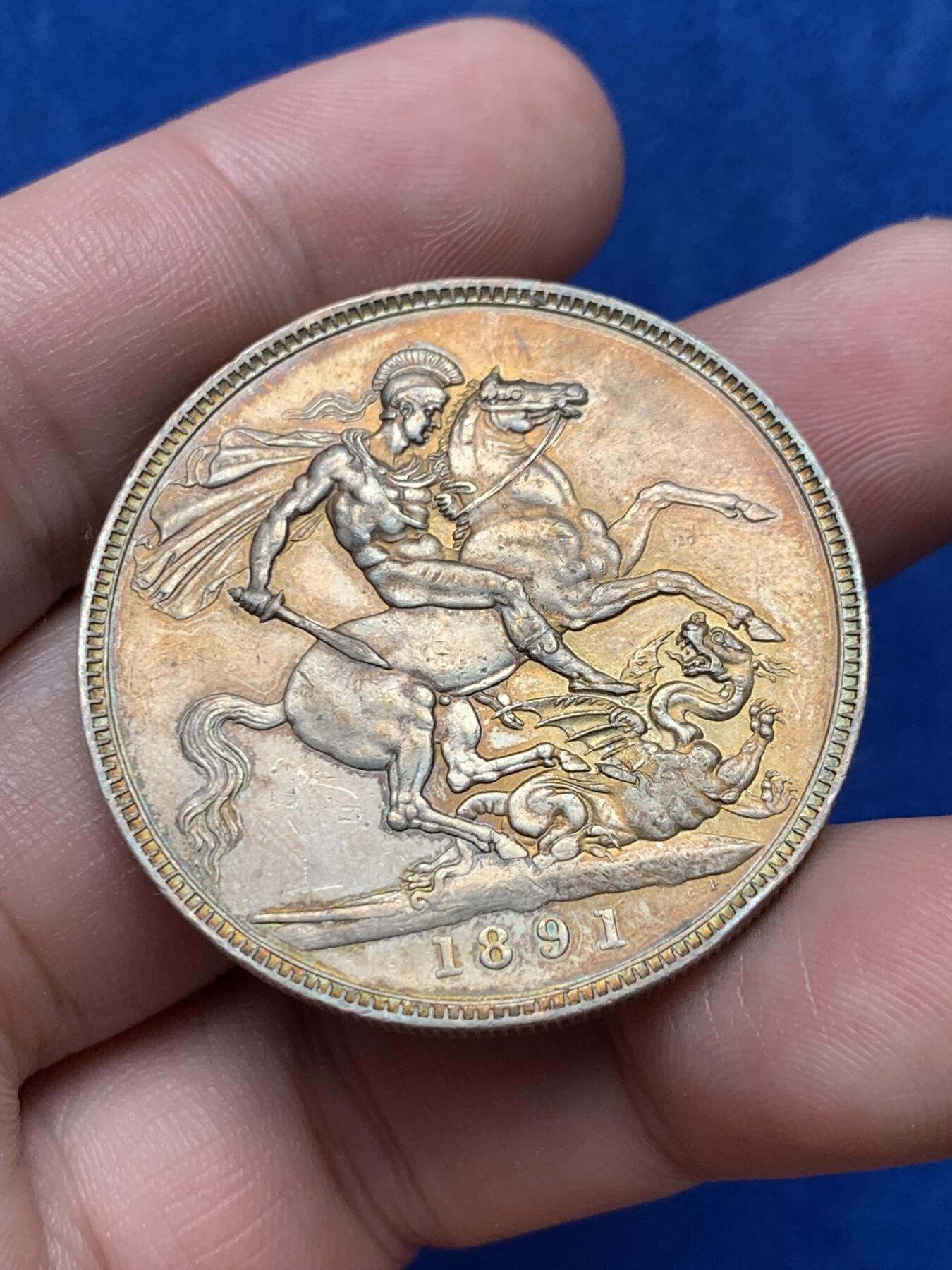 《竞宝斋》第285场- 周日，周一 2场连拍 （全场包邮） 英国1891年维多利亚高冠马剑克朗银币 包浆绚丽 状态不错