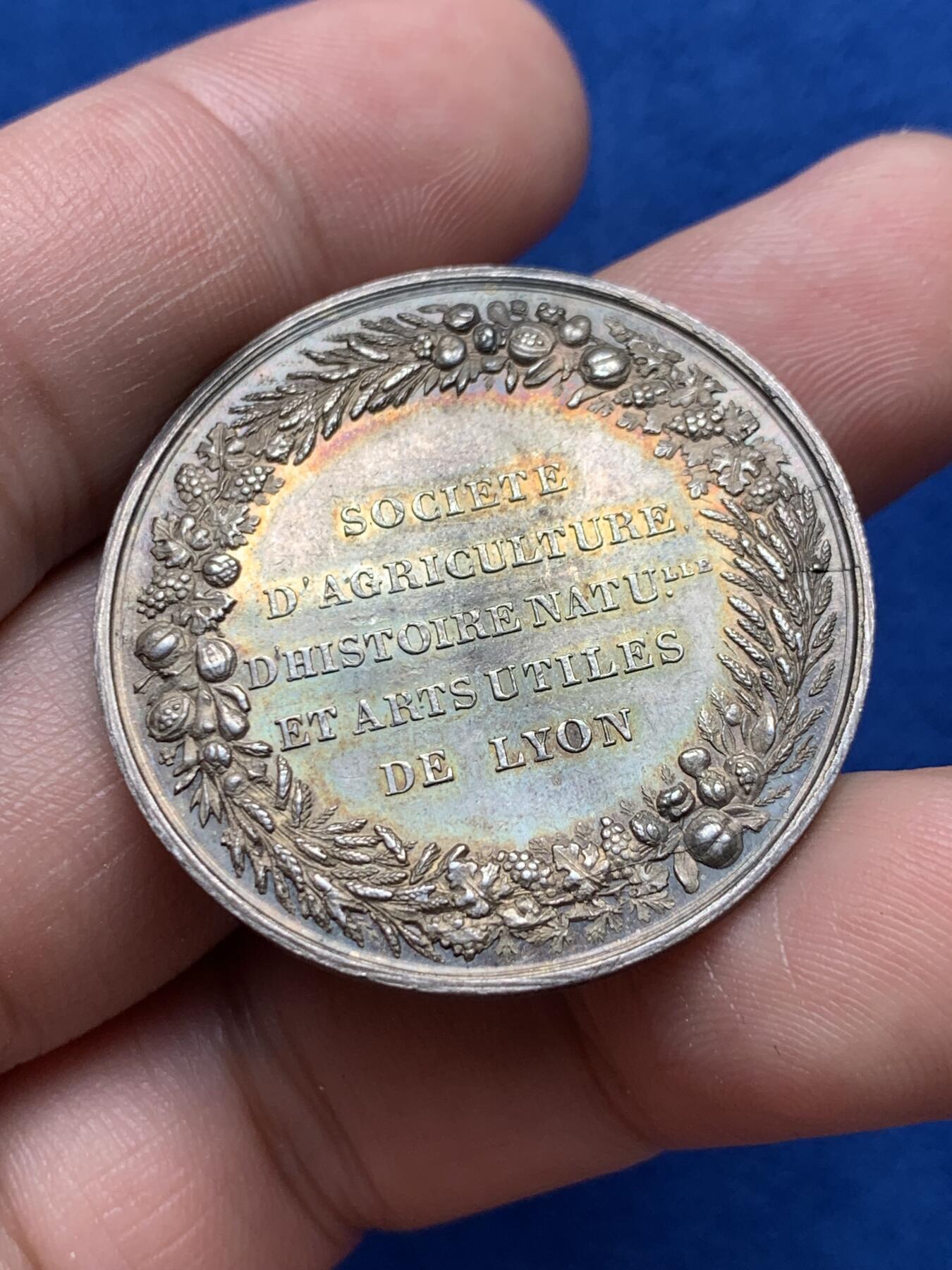 《竞宝斋》第285场- 周日，周一 2场连拍 （全场包邮） 法国1845-1860里昂农园艺与自然历史协会圆型银代币 手指铭 35mm 13.8g