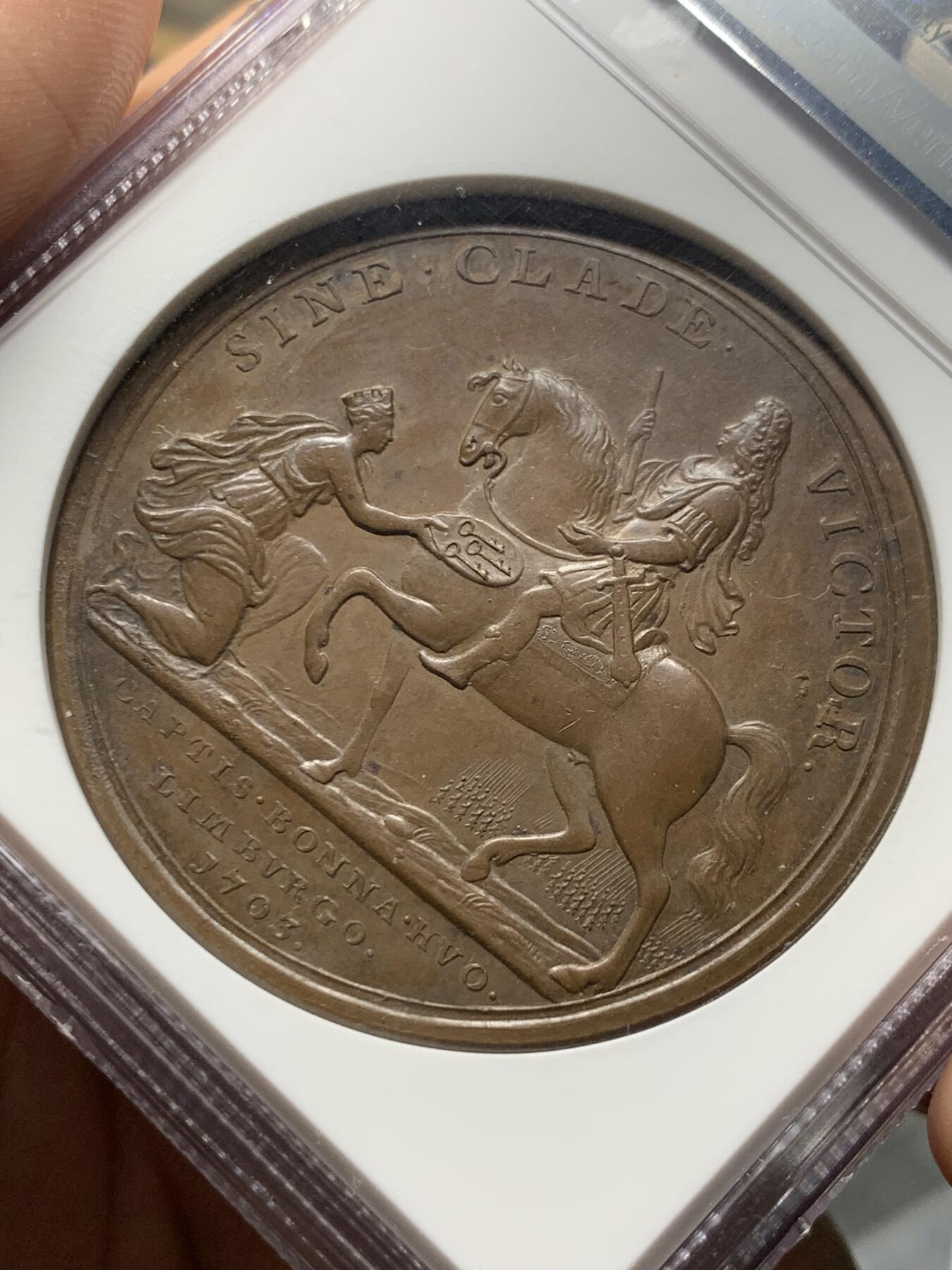 《竞宝斋》第285场- 周日，周一 2场连拍 （全场包邮） NGC MS62BN 英国1703安妮女王 NGC冠军分大铜章 纪念马尔伯勒公爵攻占城市 背面有马尔伯勒公爵骑马像 浮雕精美