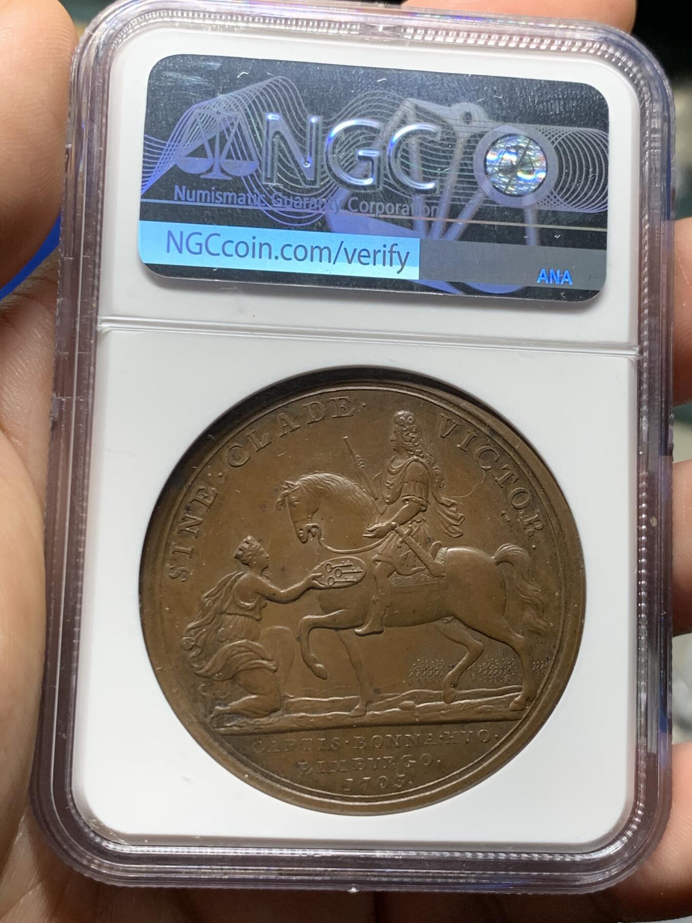 《竞宝斋》第285场- 周日，周一 2场连拍 （全场包邮） NGC MS62BN 英国1703安妮女王 NGC冠军分大铜章 纪念马尔伯勒公爵攻占城市 背面有马尔伯勒公爵骑马像 浮雕精美