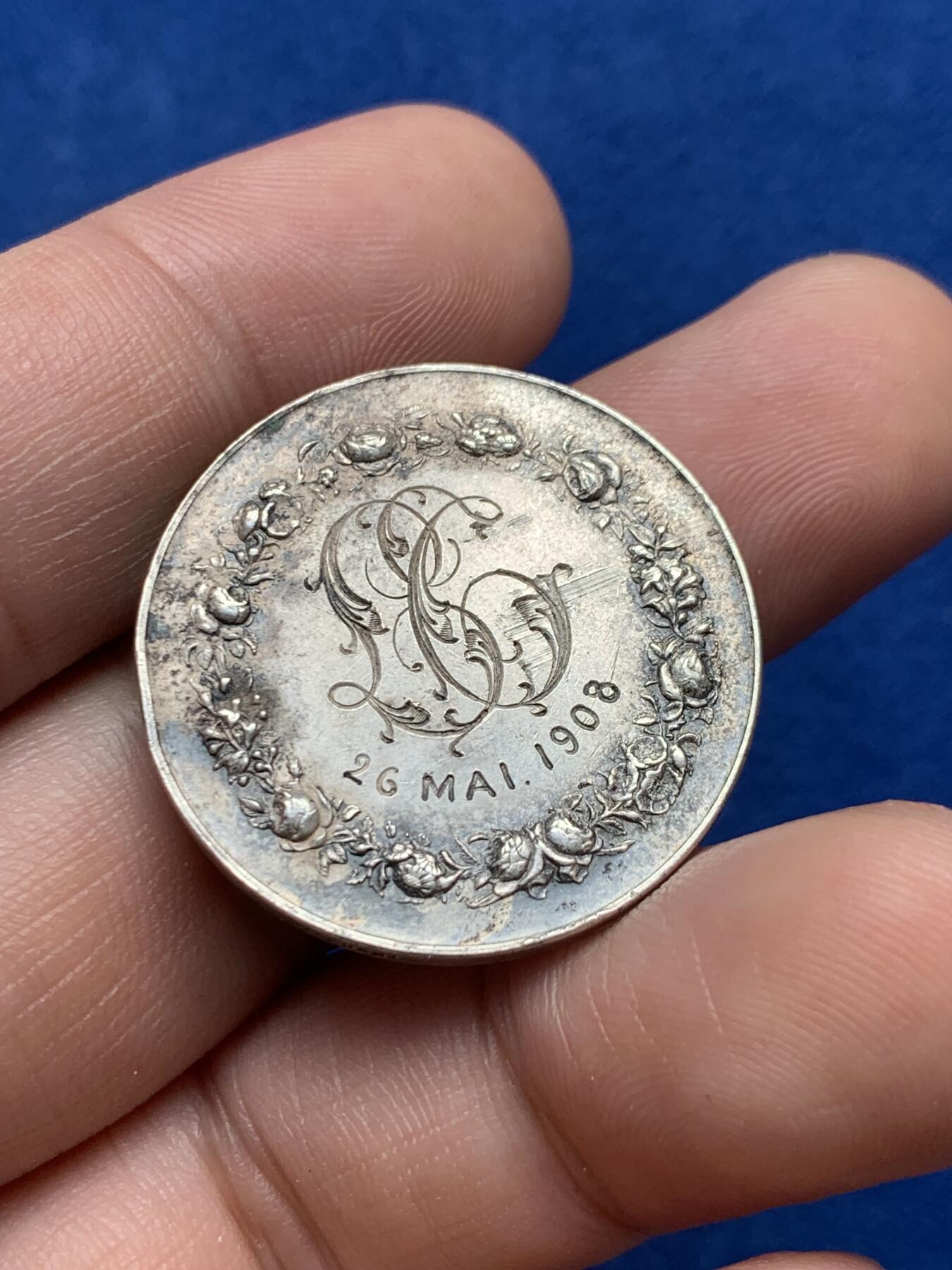 《竞宝斋》第285场- 周日，周一 2场连拍 （全场包邮） 法国1908婚姻纪念圆型银章 牵手 丰饶角边铭 29mm 12.2g