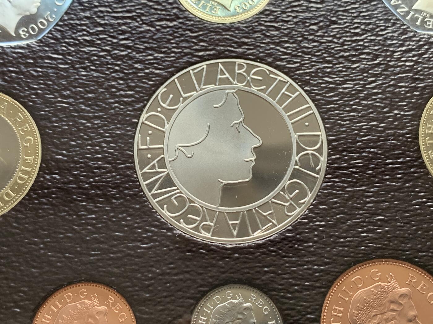 《竞宝斋》第285场- 周日，周一 2场连拍 （全场包邮） 英国2003年精致套币Proof 原盒证 带5镑伊丽莎白女王纪念币 封面附带原厂标识 品相不错 细节见图