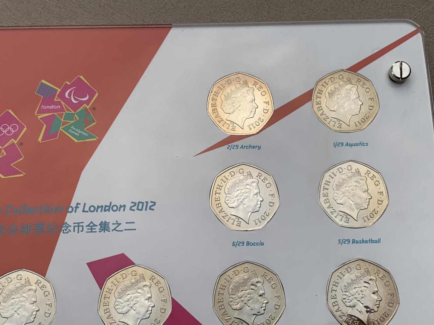 《竞宝斋》第285场- 周日，周一 2场连拍 （全场包邮） 英国伦敦奥运会50便士纪念币29枚大全套 亚克力板装 附赠一个小册子