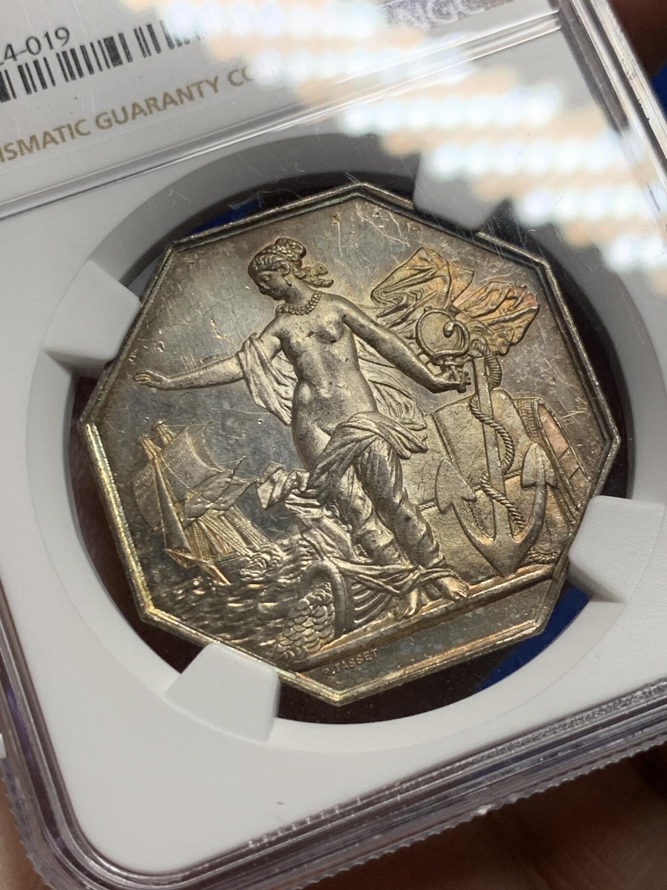 《竞宝斋》第285场- 周日，周一 2场连拍 （全场包邮） NGC MS61 法国1869年先见之明保险公司银质八角代币 名誉品 海港 优雅女神 神明庇护 出海帆船 盆满钵满的金银 36.3毫米 19.13克 蜜蜂边铭 低评 状态非常好