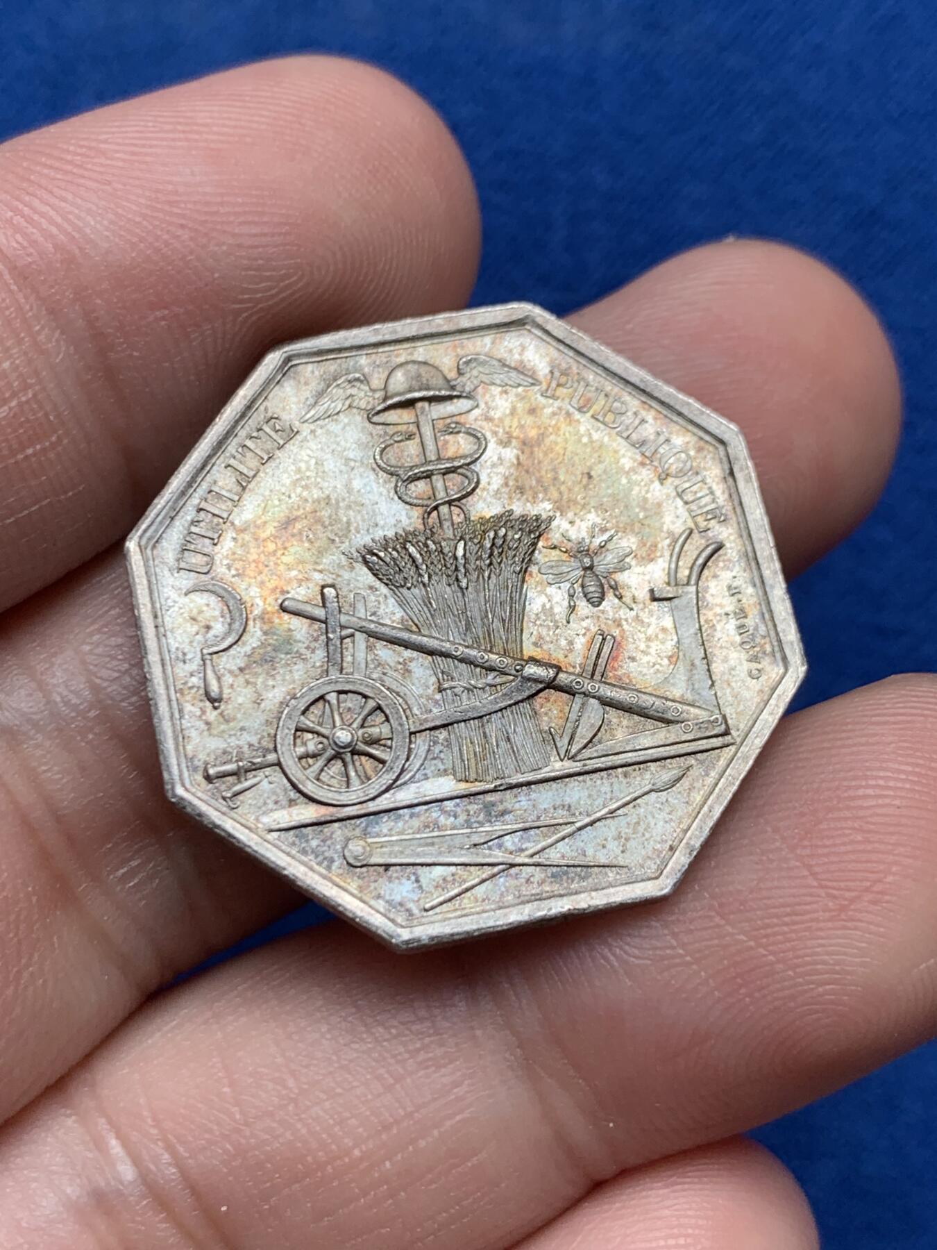 《竞宝斋》第285场- 周日，周一 2场连拍 （全场包邮） 法国马恩农业园艺渔业和狩猎协会八角银代币 油灯边铭 28mm 9.4g